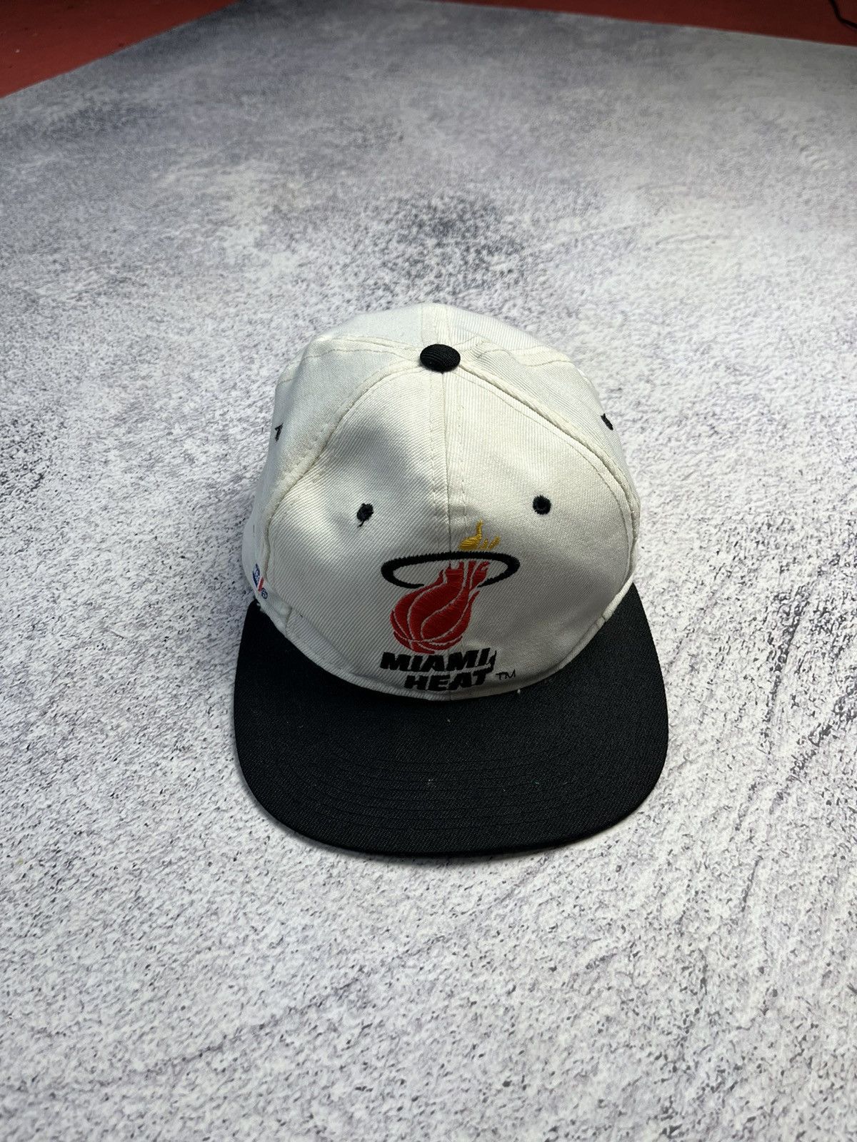 NBA Vintage Miami Heat Cap NBA Streetwear Rare Casual Fan Logo Size ONE SIZE - 2 Thumbnail