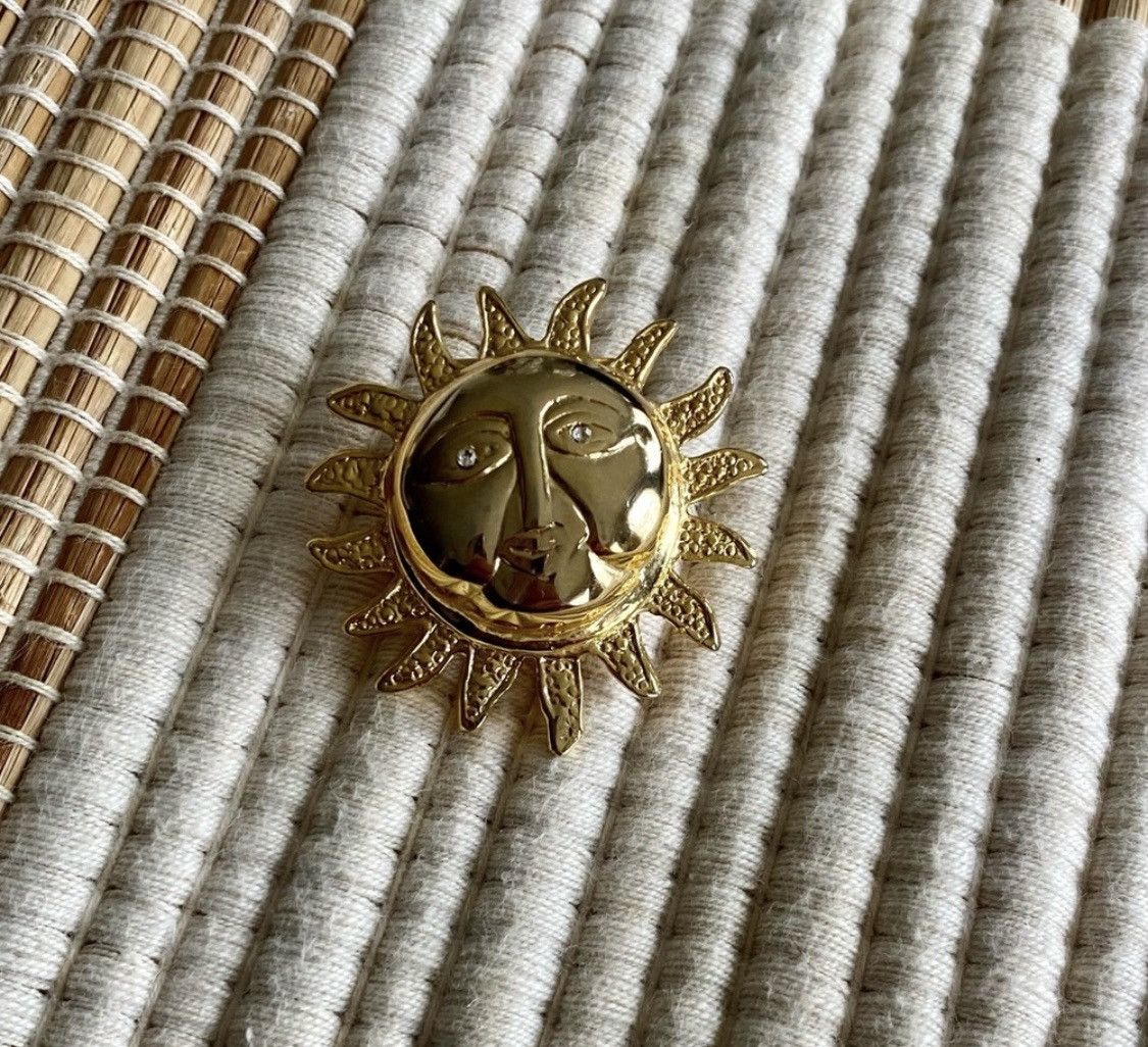 Other VINTAGE TEXTURED GOLD SUN FACE BROOCH PIN WITH DIAMOND EYES Size ONE SIZE - 6 Thumbnail