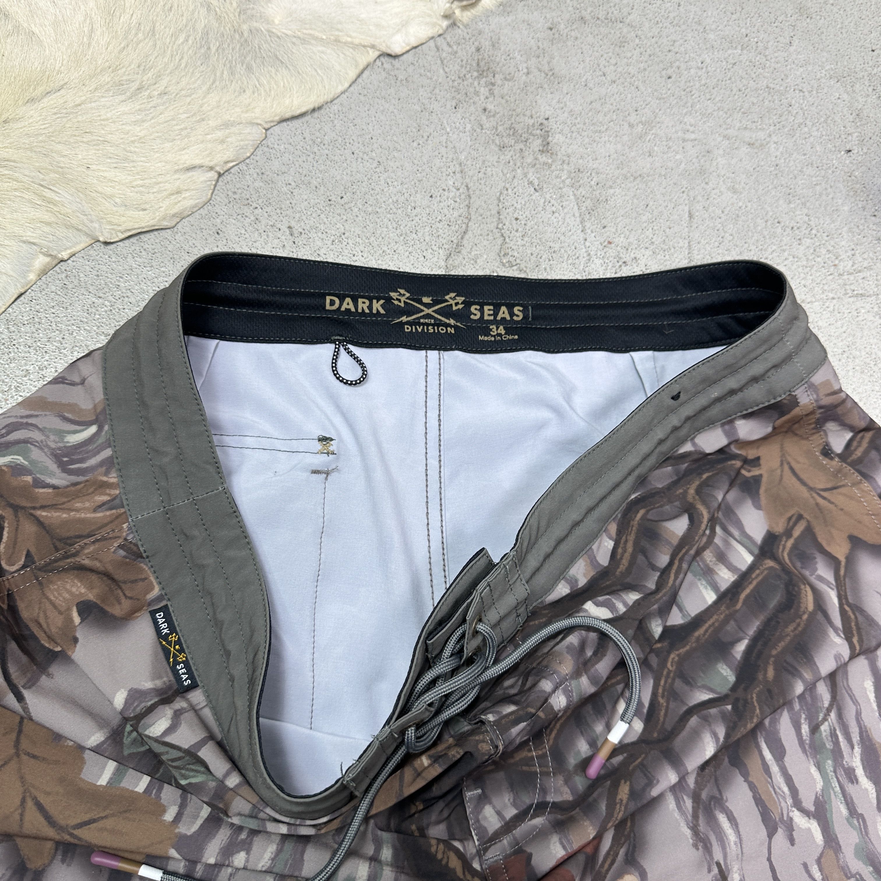 Vintage Vintage Streetwear Casual Camo Tree Print Shorts 00s Size US 31 - 2 Thumbnail