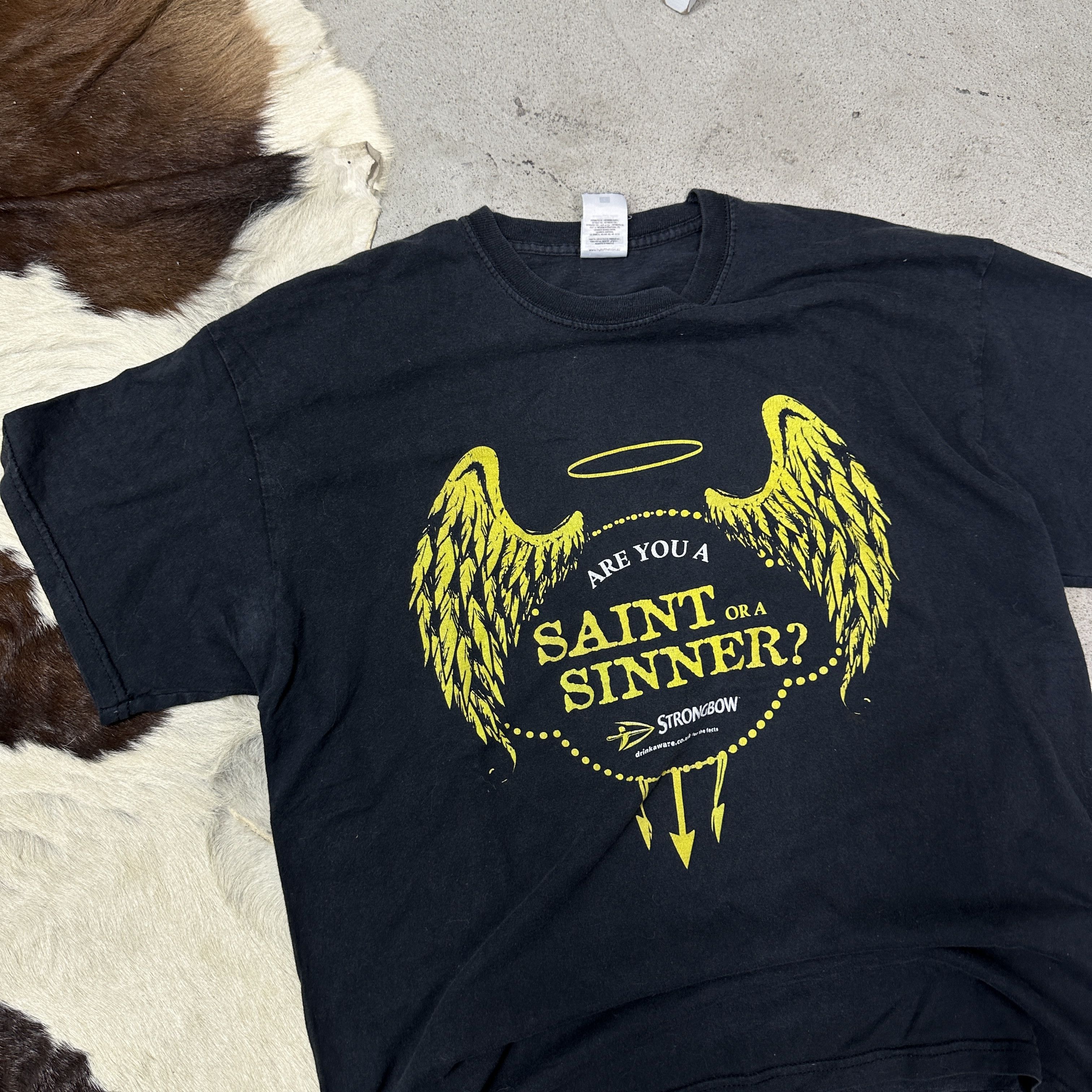 Vintage Vintage Saint or Sinner Strongbow Cider T-shirt Y2K Size US L / EU 52-54 / 3 - 5 Thumbnail