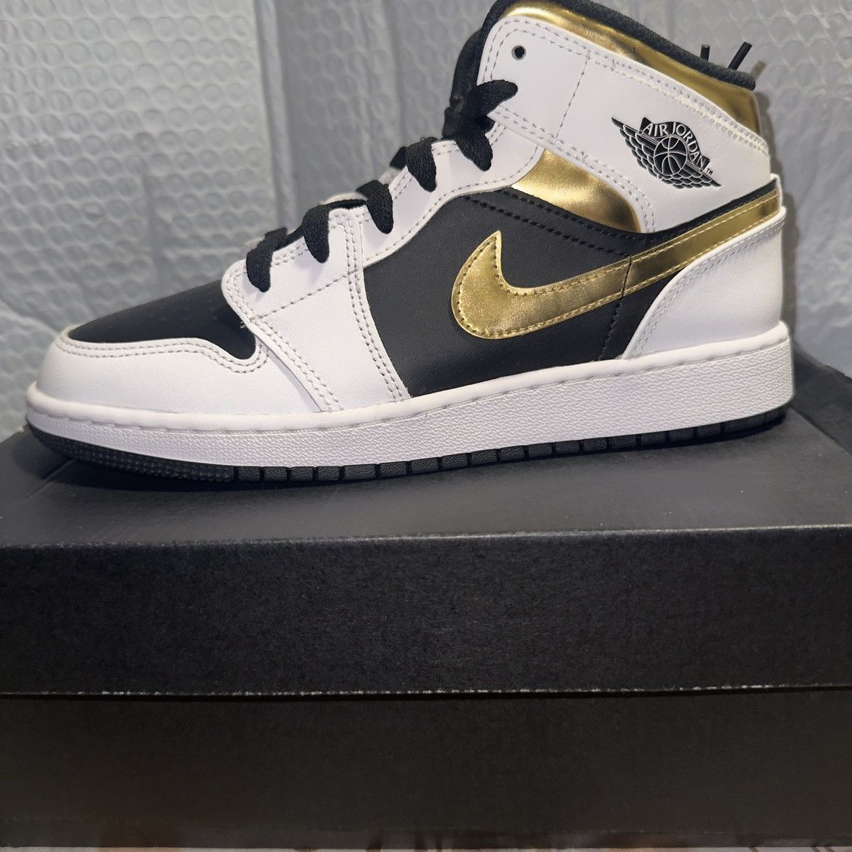 Jordan Brand Nike Air Jordan 1 Mid Black White Gold GS Size 5.5Y Size US 5.5 / EU 38 - 2 Thumbnail