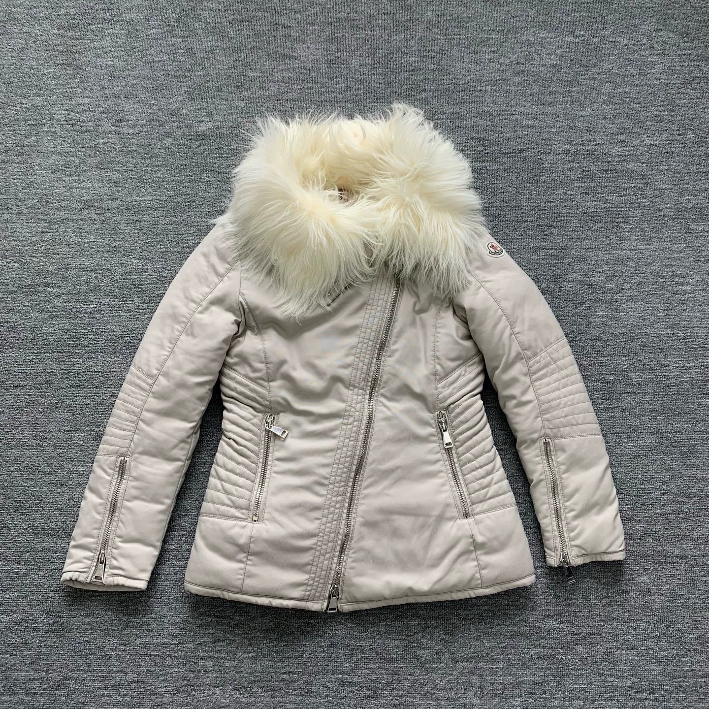 Moncler Moncler down jacket with fur collar and diagonal zipper Size M / US 6-8 / IT 42-44 - 1 Thumbnail