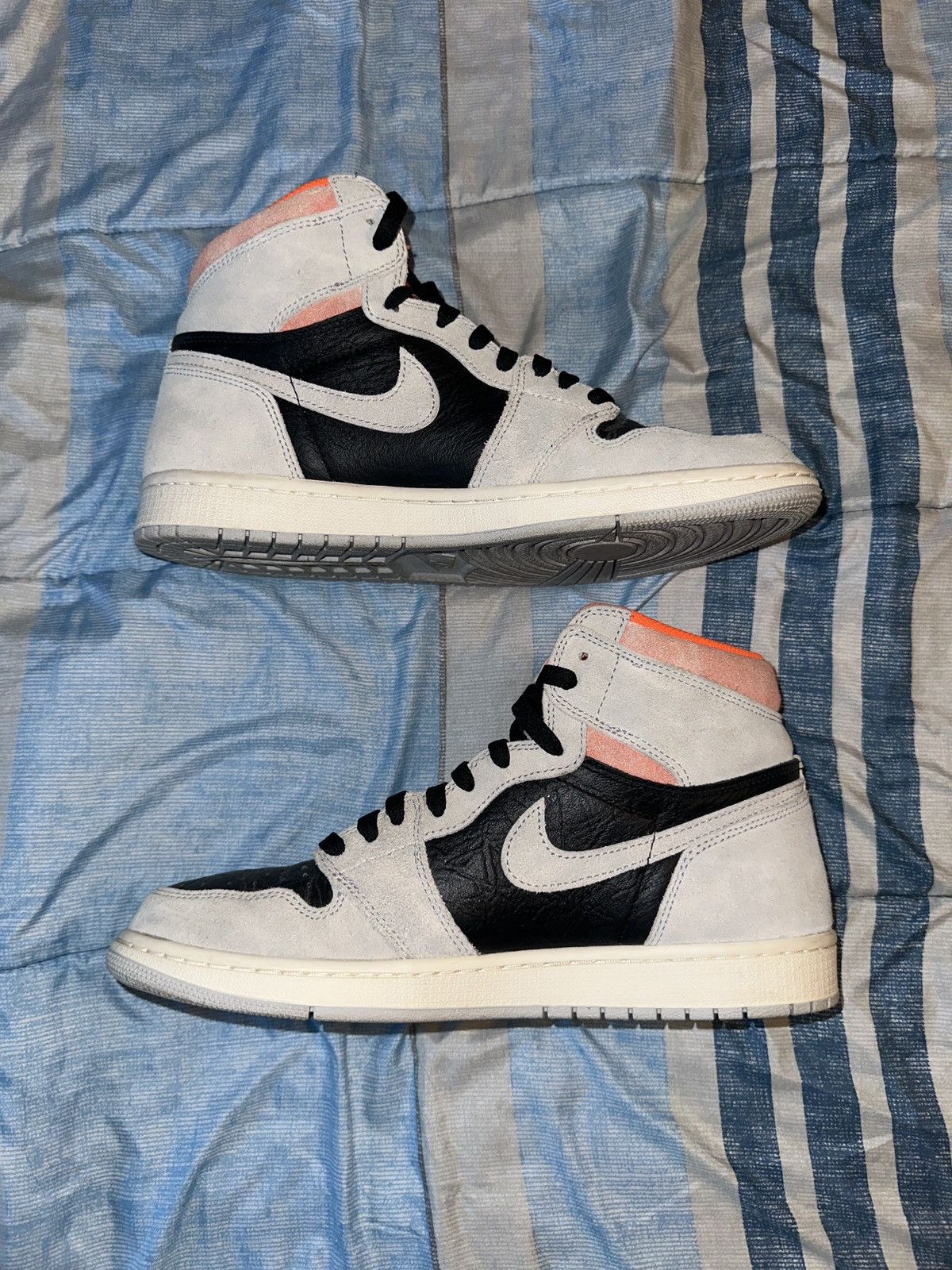 Jordan Brand Air Jordan 1 OG “Neutral Grey” Size US 11 / EU 44 - 2 Thumbnail
