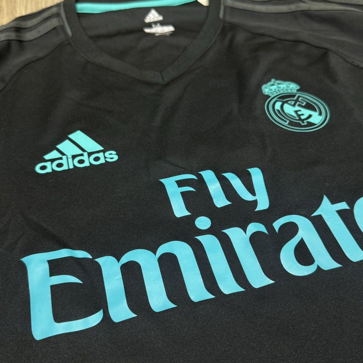 Adidas Real Madrid 17/18 training shirt Size US M / EU 48-50 / 2 - 4 Thumbnail