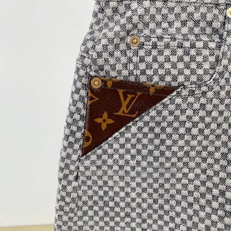 Louis Vuitton Louis Vuitton Checkered Shorts 36. Size US 36 / EU 52 - 4 Thumbnail