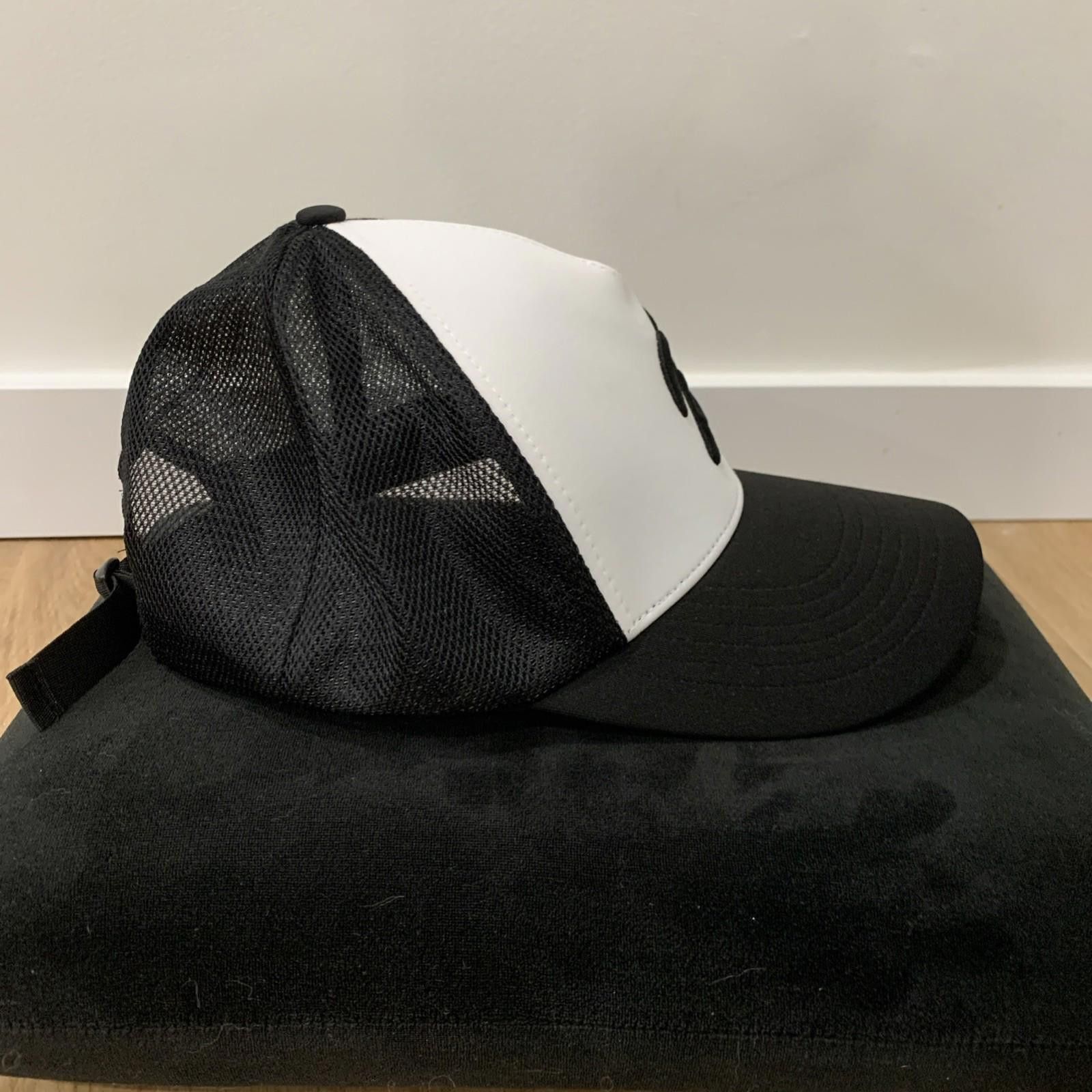 Peloton New Peloton Adjustable Trucker Hat Unisex White Black Mesh Size ONE SIZE - 7 Thumbnail