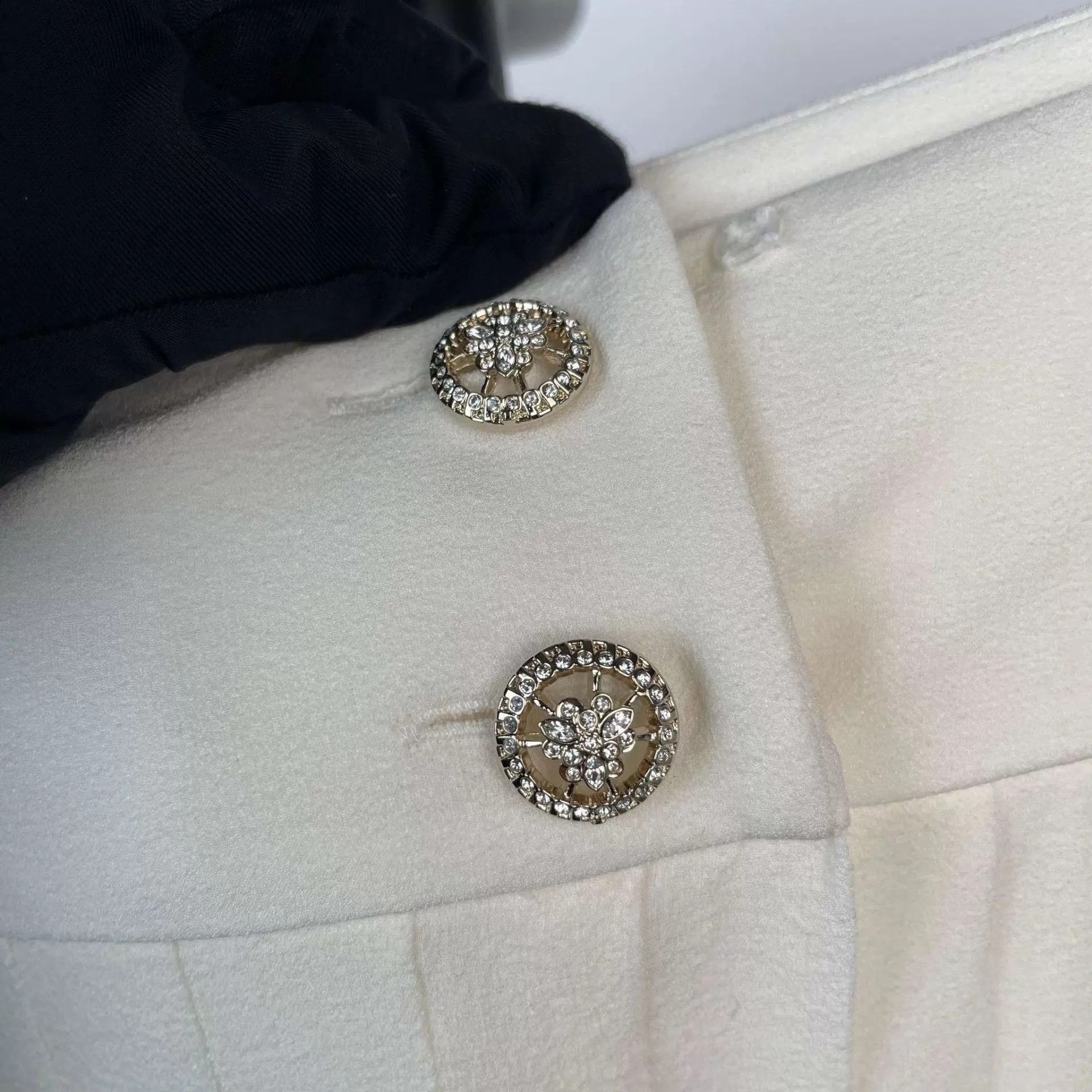 Chanel Chanel 25S White Silk Pleated Skirt 38 (98 New) Size 27" / US 4 / IT 40 - 4 Thumbnail