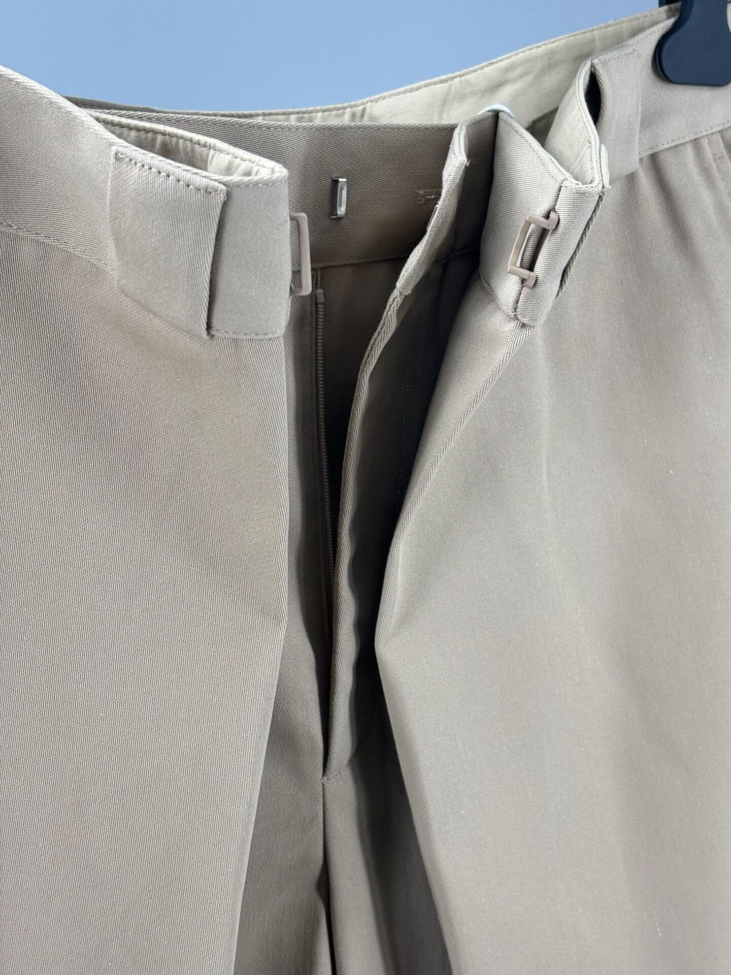 Givenchy Givenchy Mens pleated shorts in khaki color Size US 34 / EU 50 - 2 Thumbnail
