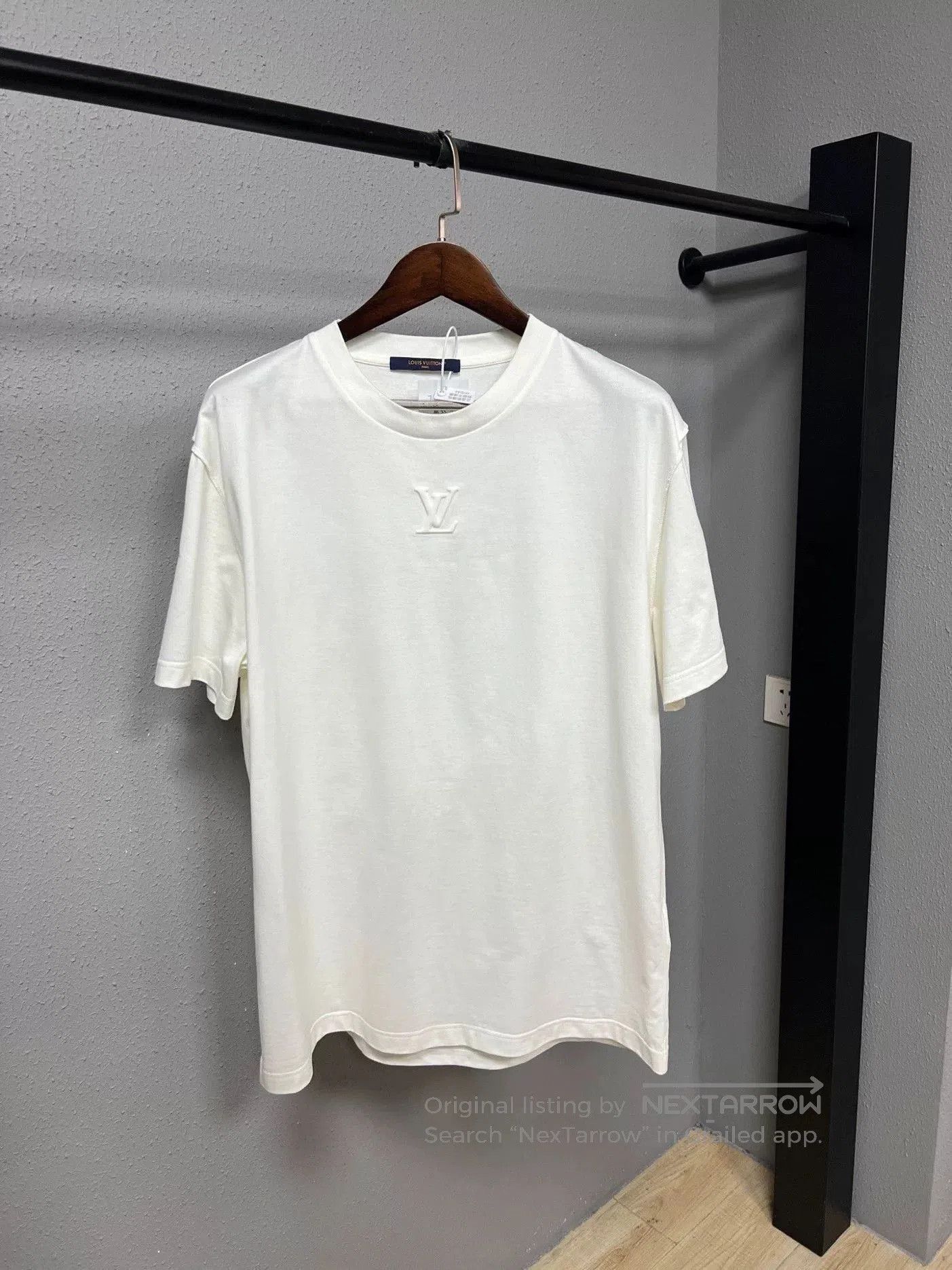 Louis Vuitton louis vuitton white embossed logo short sleeve. Size US XL / EU 56 / 4 - 1 Thumbnail