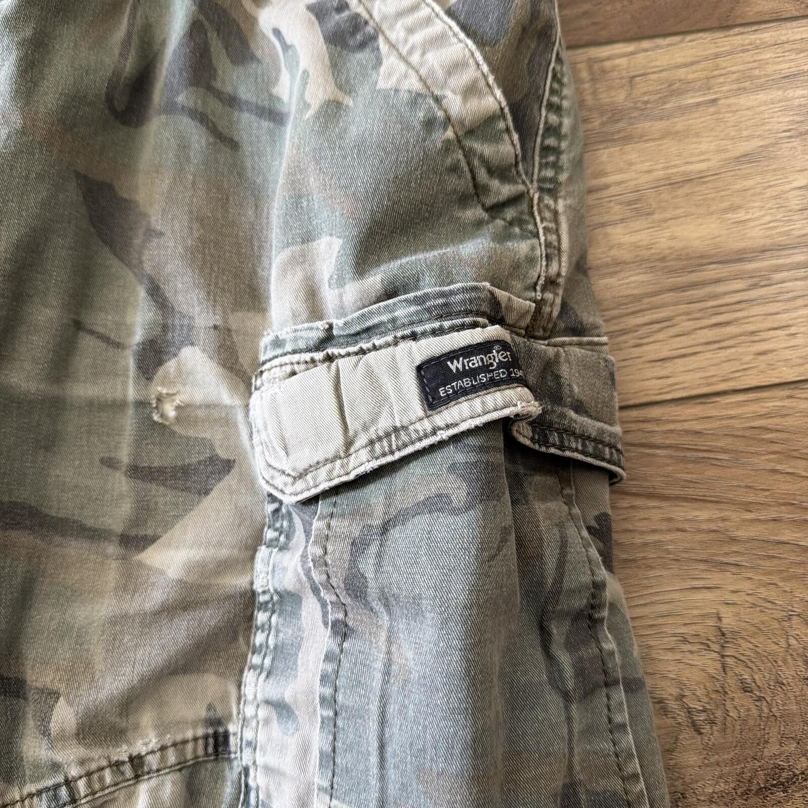 Wrangler Vintage Y2K Wrangler Relaxed Fit Camo Cargo Shorts Grunge 38 Size US 38 / EU 54 - 11 Thumbnail