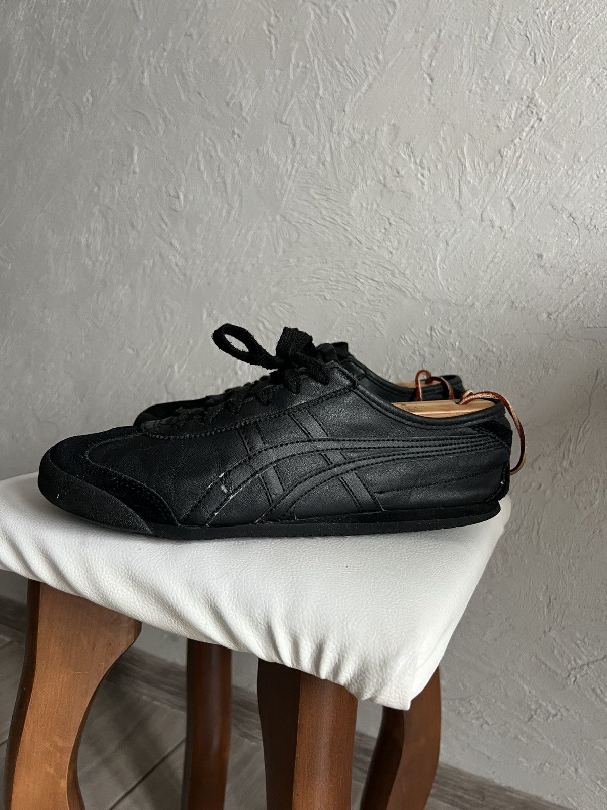 Asics Vintage Asics Onitsuka Tiger Leather Classic Black Sneakers Size US 7 / EU 40 - 19 Thumbnail