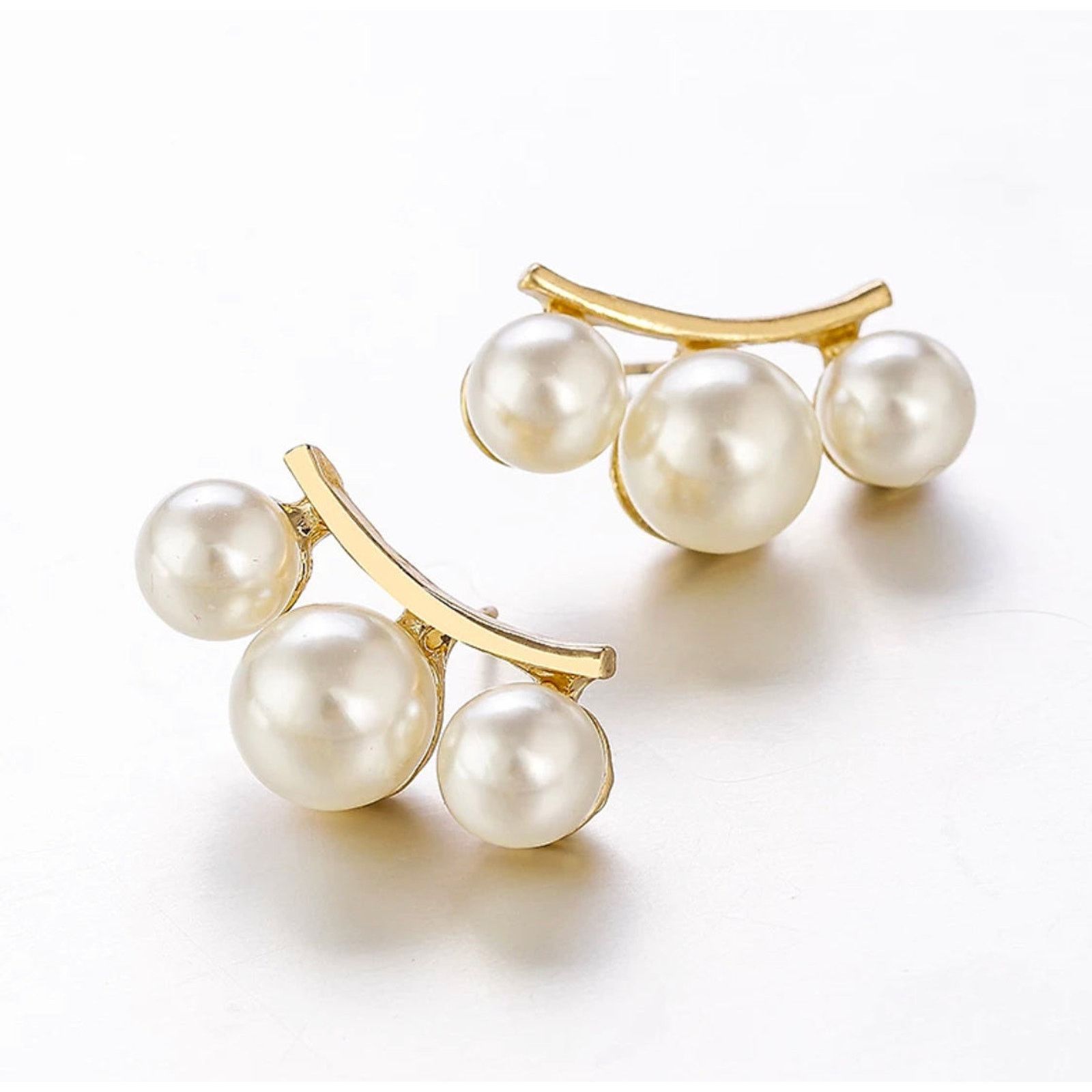 Diamond Earrings x Jewelry Clara Triple Pearl Gold Earrings in White, Women's