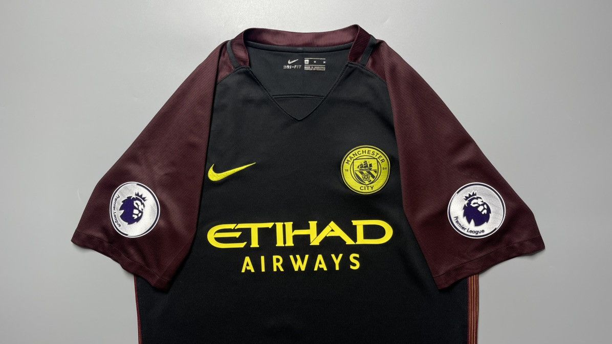 Vintage MAN CITY NIKE 2016/2017 FOOTBALL AWAY JERSEY #10 AGUERO Size US M / EU 48-50 / 2 - 3 Thumbnail