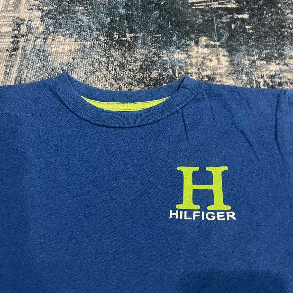 Tommy Hilfiger Tommy Hilfiger boys' short sleeve t-shirt neon green logo Size US XXS / EU 40 - 2 Thumbnail