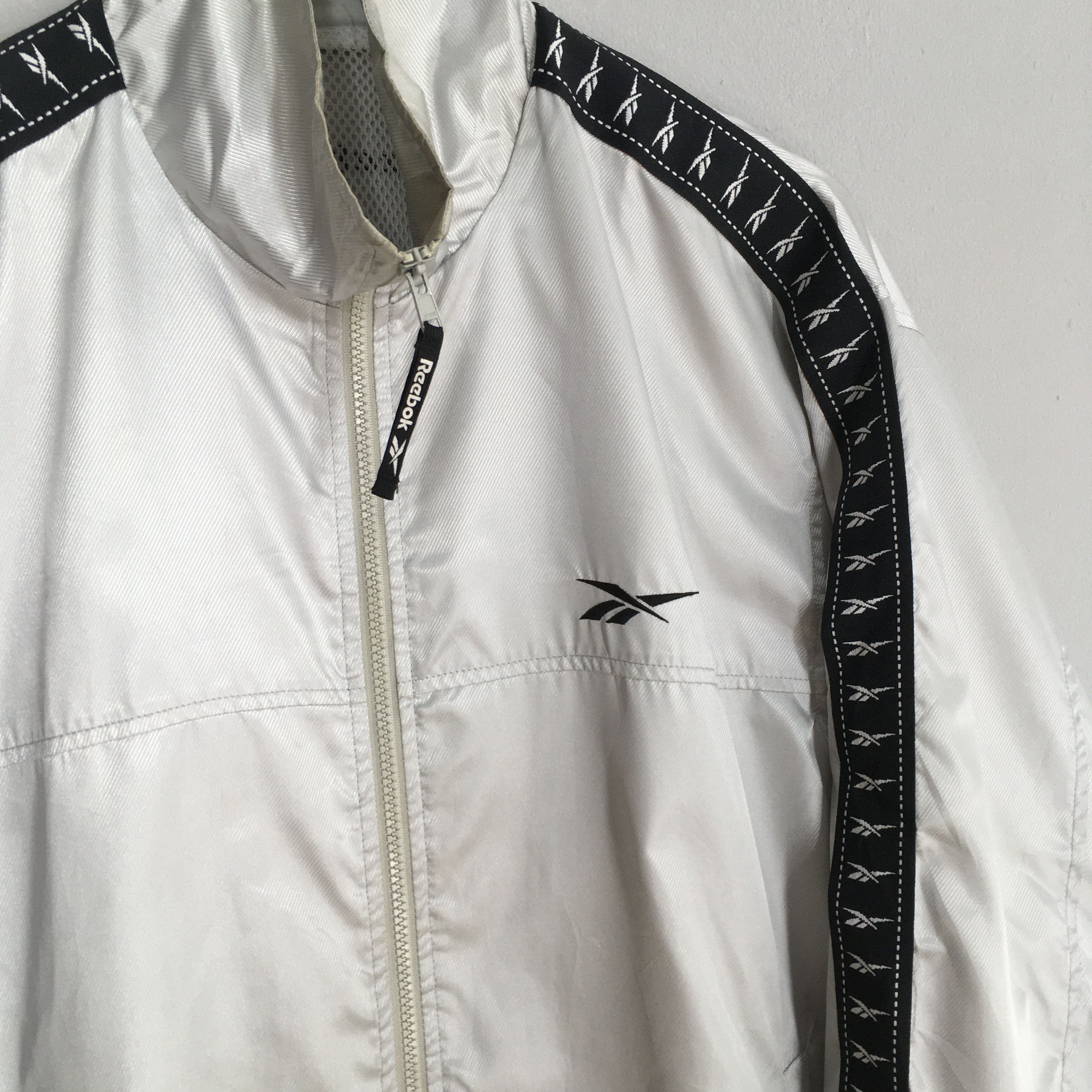 Reebok Vintage Reebok Sports Windbreaker Jacket Medium Size US M / EU 48-50 / 2 - 4 Thumbnail