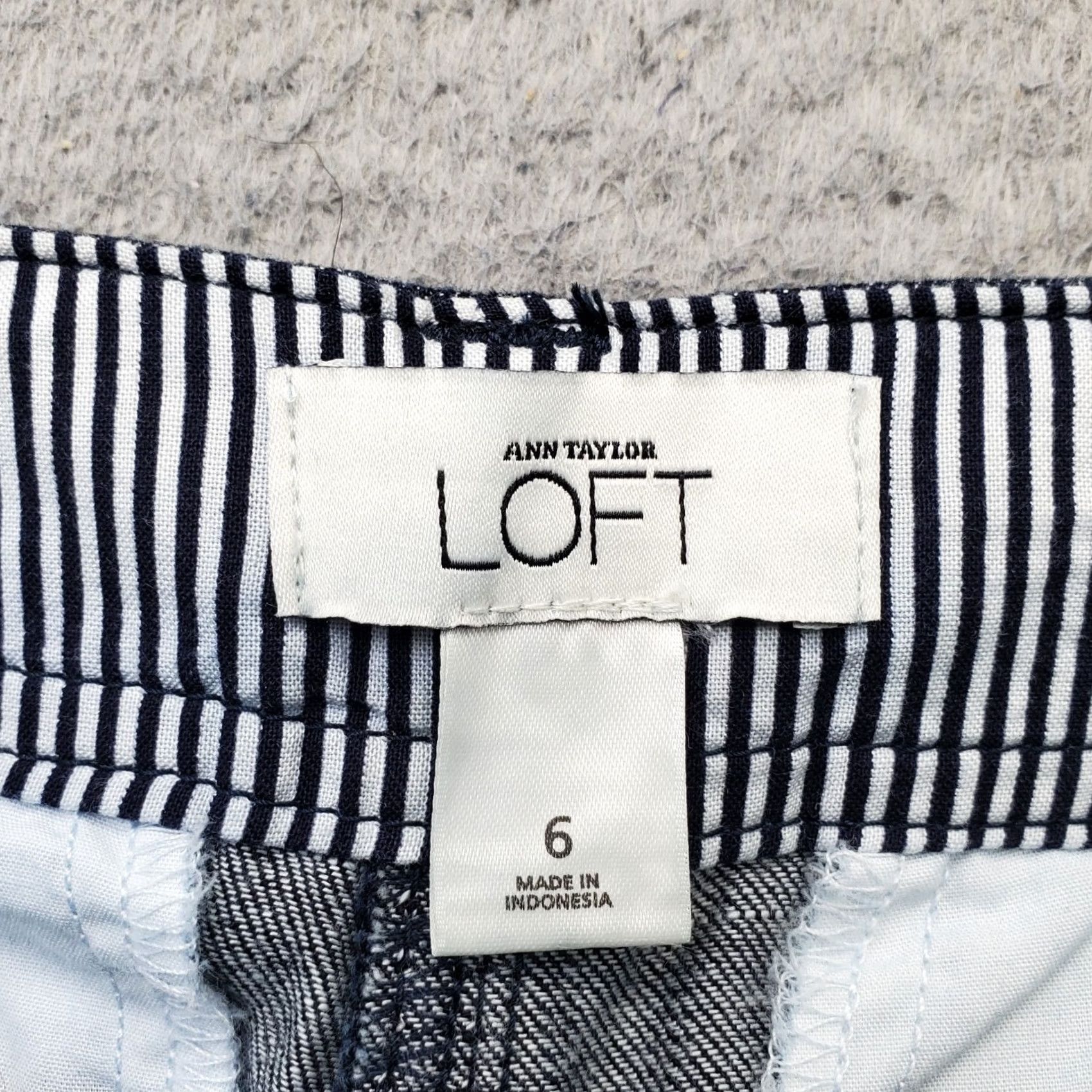 Loft LOFT Jeans Women 6 Blue Denim Stretch Flat Front Boho Faded Streetwear Wide Leg Shirt Pants Boho Style 6 Womens Size 6 Jeans Mens? Size 28" / US 6 / IT 42 - 7 Thumbnail
