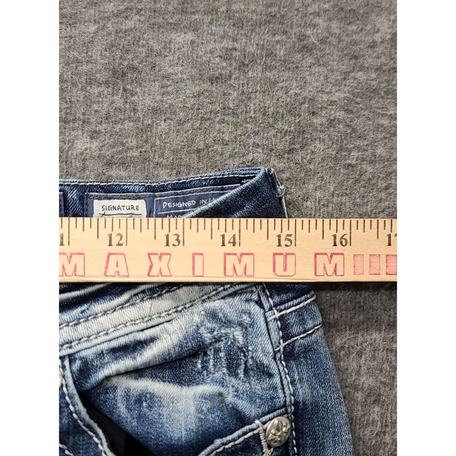 Miss Me Miss Me Jeans Womens 28x28 Signature Rise Cropped Distressed Thrashed Raw Hem Denim Cotton Spandex 5-Pocket Design Blue Cropped Regular Womens Jeans Size 28" / US 6 / IT 42 - 4 Thumbnail