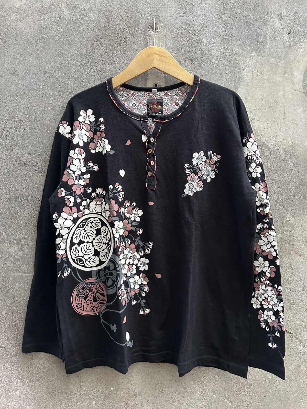 If Six Was Nine × Le Grande Bleu (L.G.B.) × Yohji Yamamoto Vintage Floral Henley Long Sleeve – Black Size US XXL / EU 58 / 5 - 2 Thumbnail