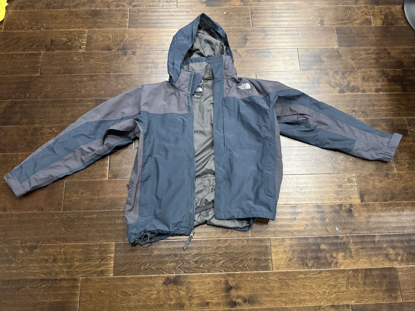 The North Face Navy Blue The North Face Waterproof Windbreaker Jacket Size US L / EU 52-54 / 3 - 1 Thumbnail