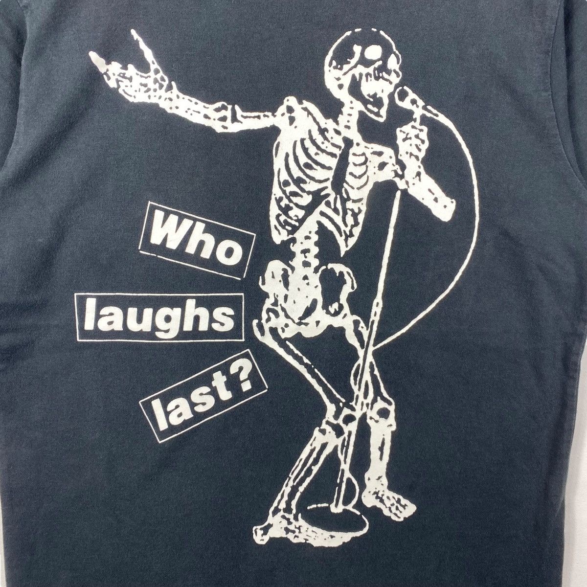 Barbara Kruger Vintage 00's BARBARA KRUGER Who Laughs Last Artwork Tee Size US M / EU 48-50 / 2 - 2 Thumbnail
