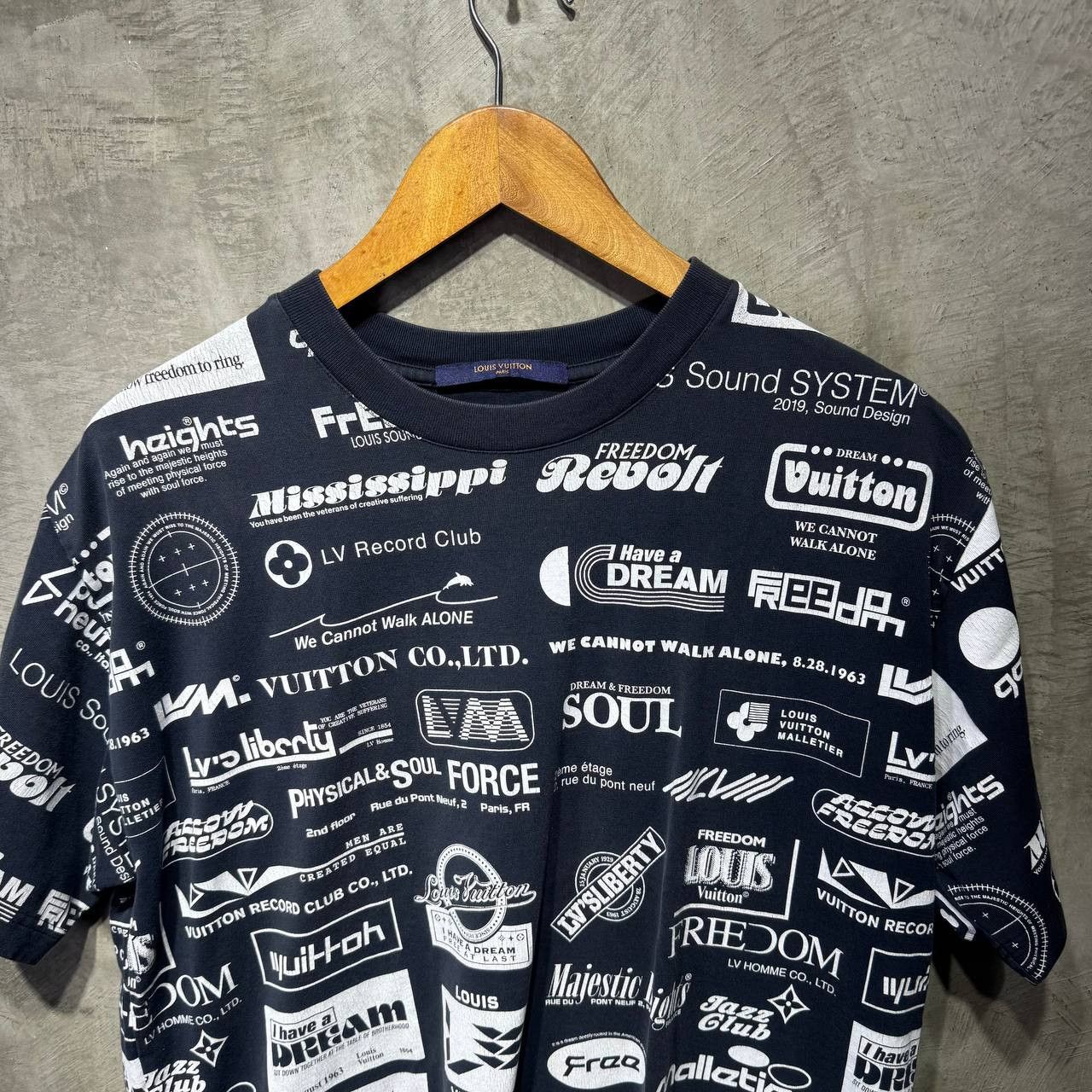 Louis Vuitton Louis Vuitton All Logo over print tee Size US M / EU 48-50 / 2 - 2 Thumbnail