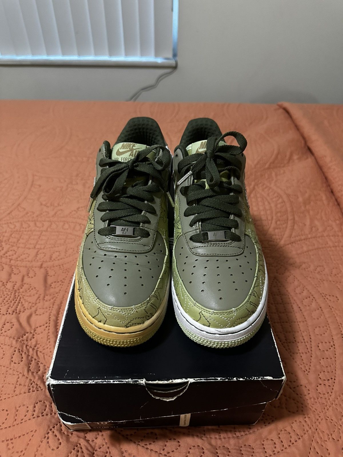 Nike WMNS AIR FORCE 1 PREMIUM '07 'PISTACHIO Size US 8.5 / EU 41-42 - 2 Thumbnail