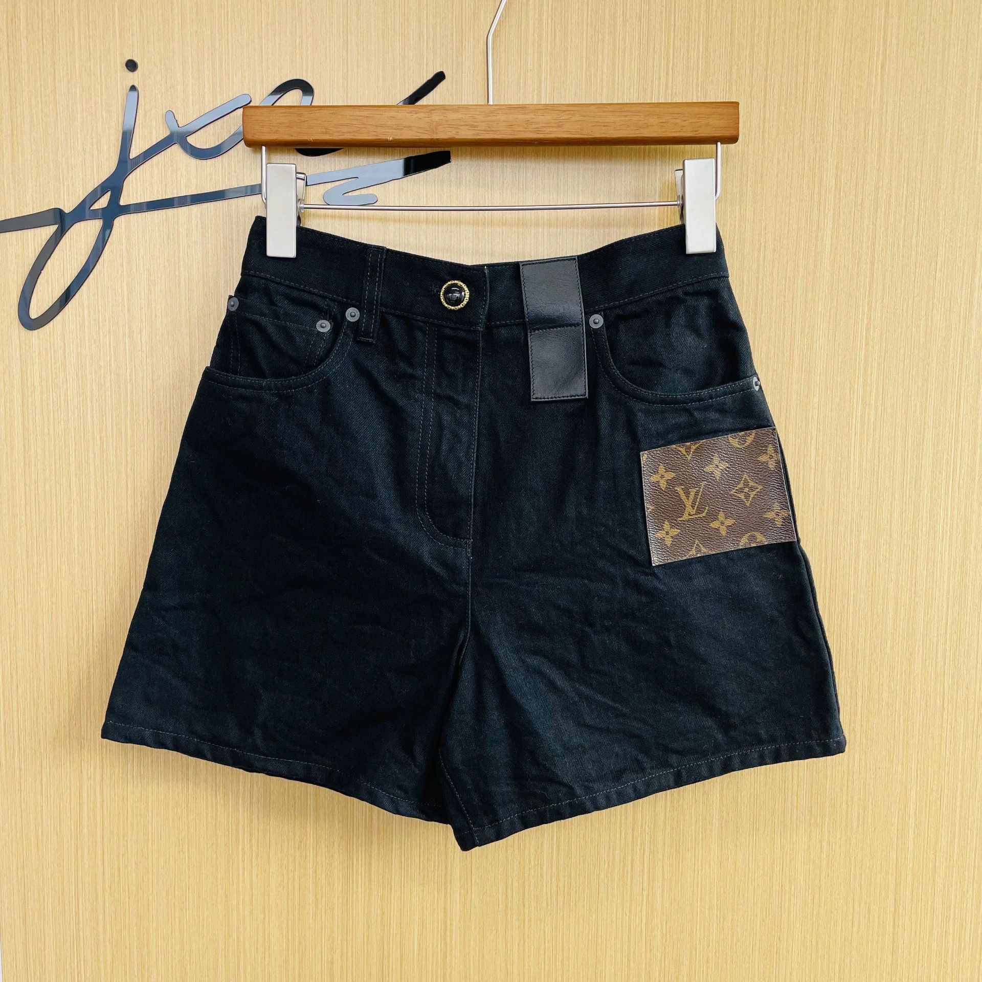 Louis Vuitton LOUIS VUITTON color blocked denim short wmn's black 34 Size 25" / US 0 / IT 36 - 1 Thumbnail