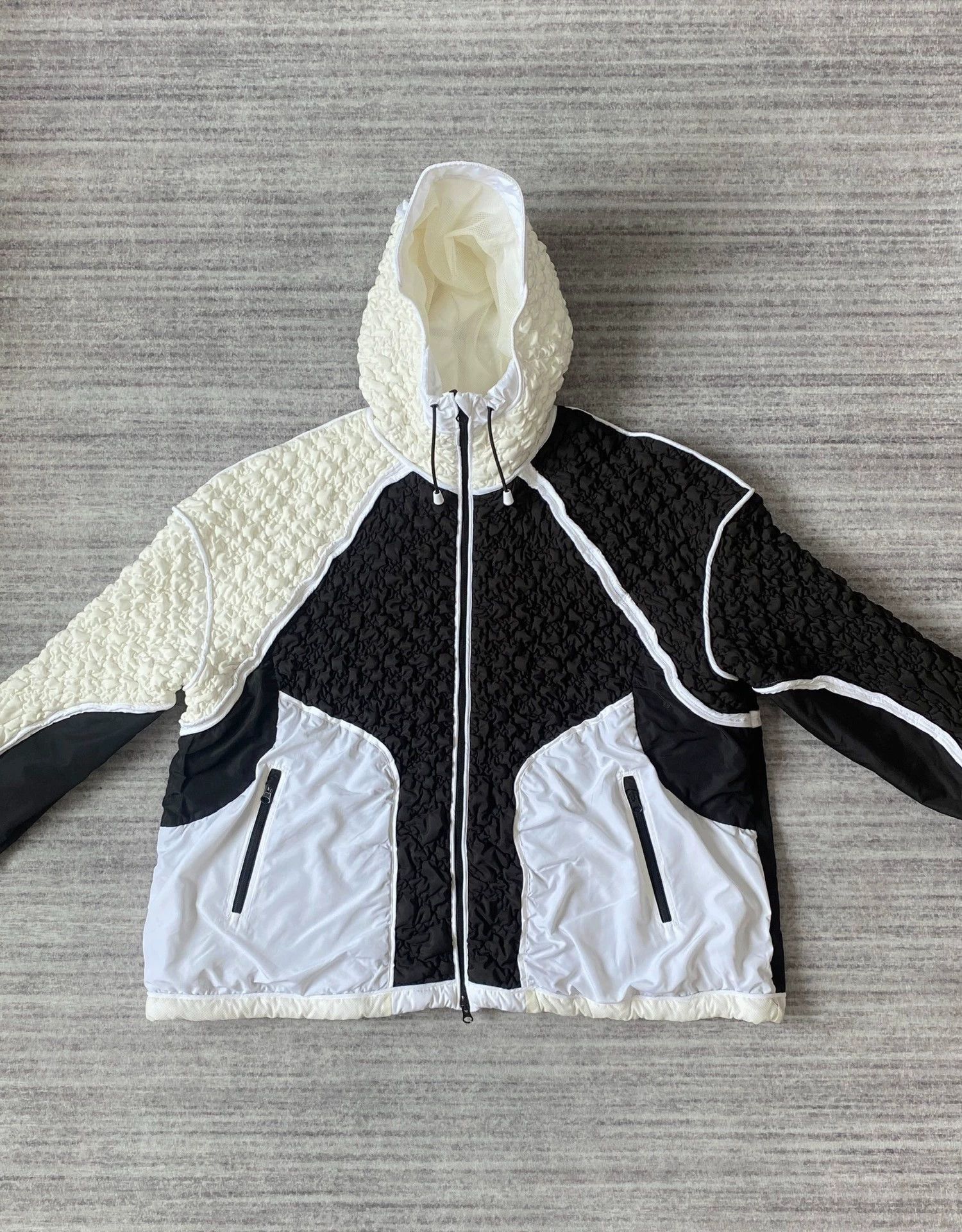 Kusikohc Kusikohc Black & White Irregular Pleated Decon Down Coat Size L / US 10 / IT 46 - 2 Thumbnail