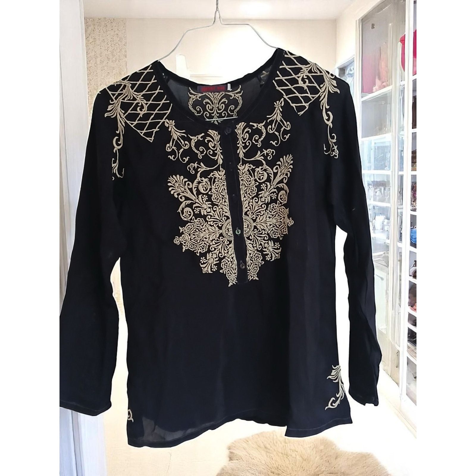 Johnny Was Johnny Was Embroidered Crew Neck Buttoned L/S Size: SP Size S / US 4 / IT 40 - 8 Thumbnail
