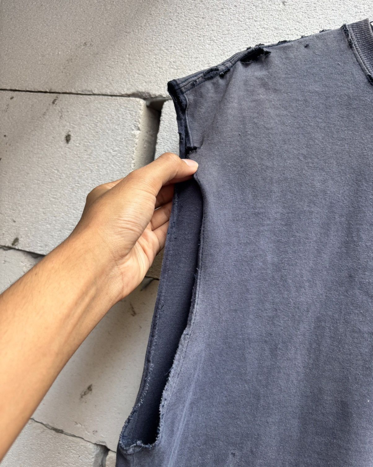 Carhartt Thrashed Carhartt Distressed Tank Shirt ERD Grunge Size US L / EU 52-54 / 3 - 4 Thumbnail