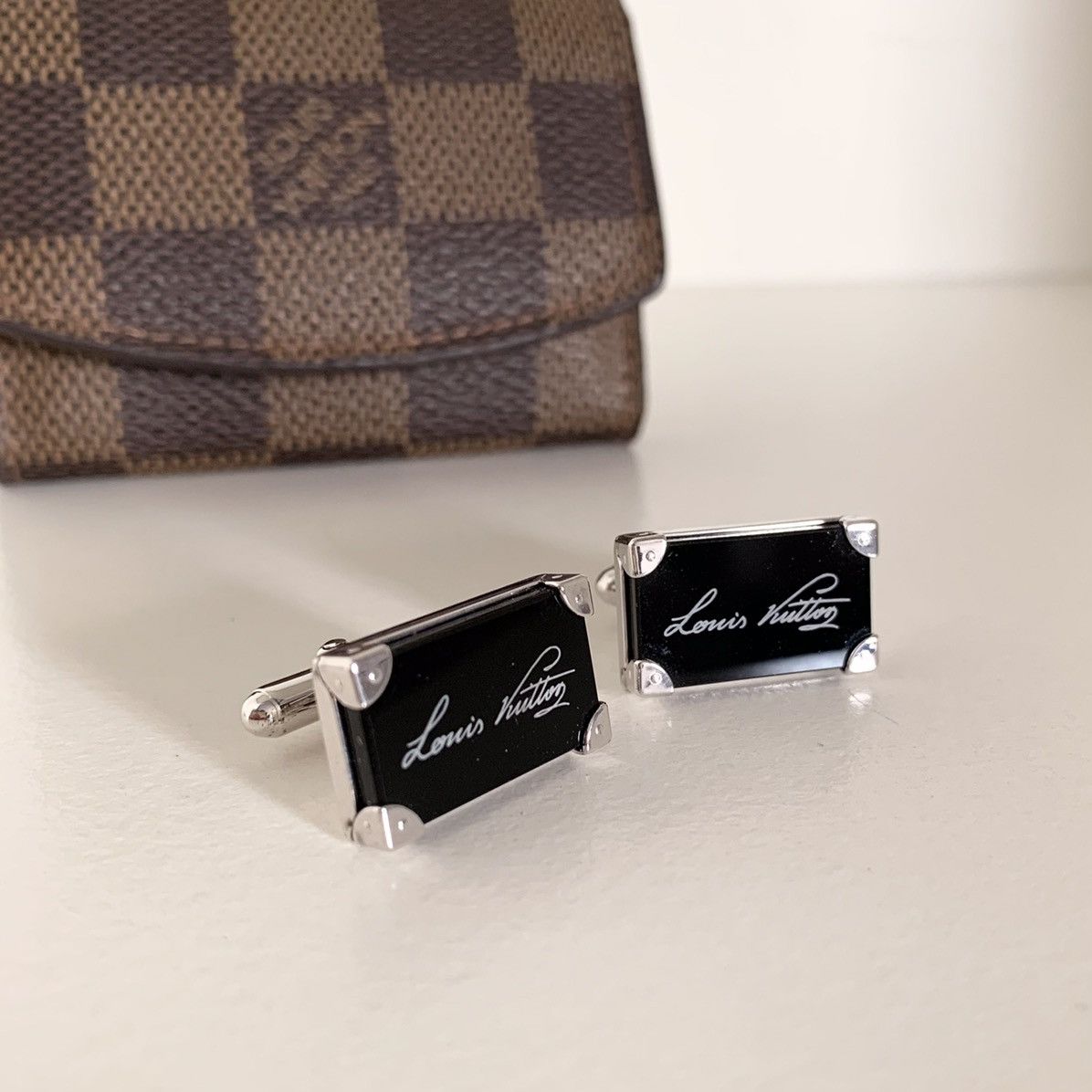 Louis Vuitton Louis Vuitton sterling silver trunk onyx cuff links in case Size ONE SIZE - 18 Thumbnail