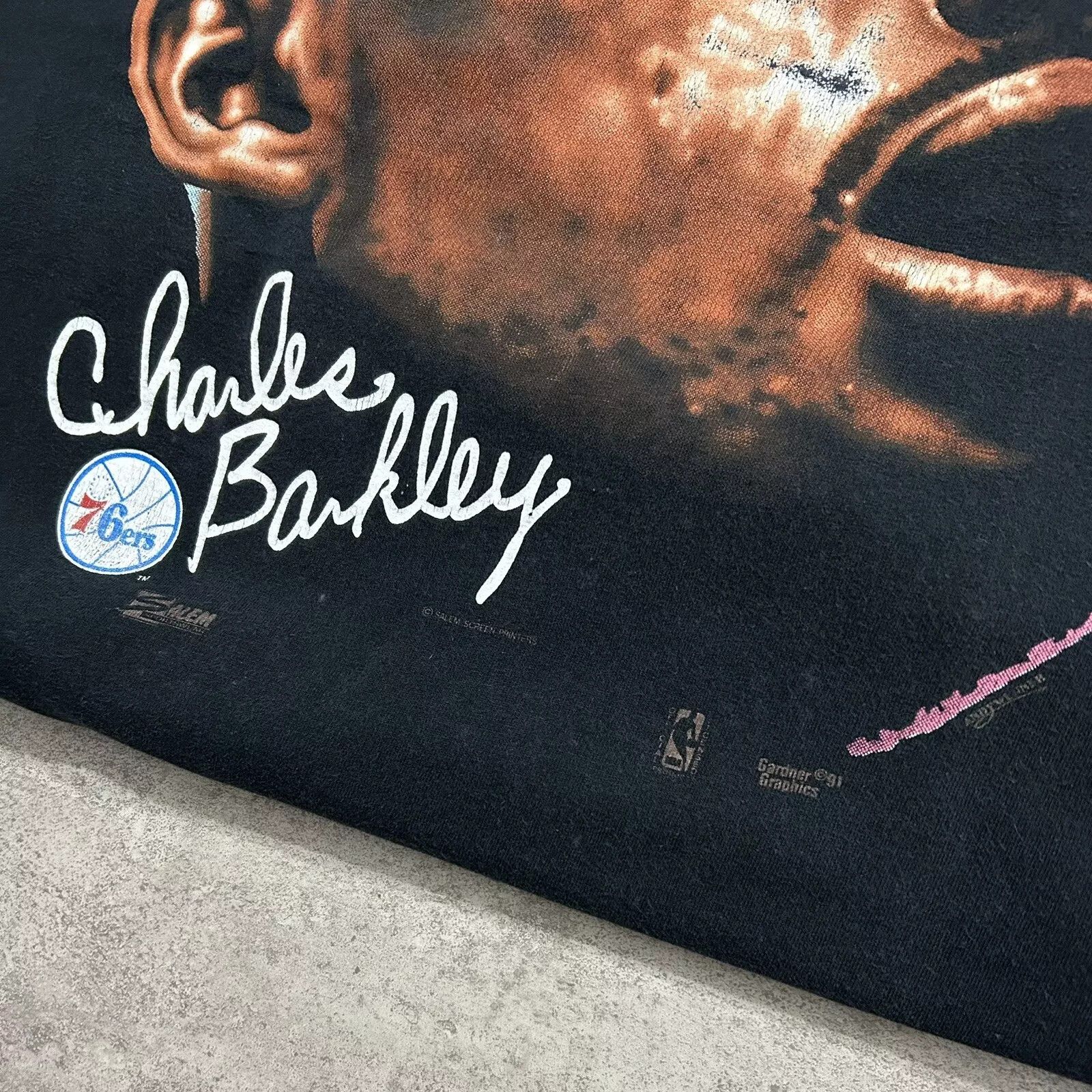 NBA × Vintage 76ERS CHARLES BARKLEY SALEM FACE T-SHIRT GARGNER GRAPHICS Size US L / EU 52-54 / 3 - 3 Thumbnail