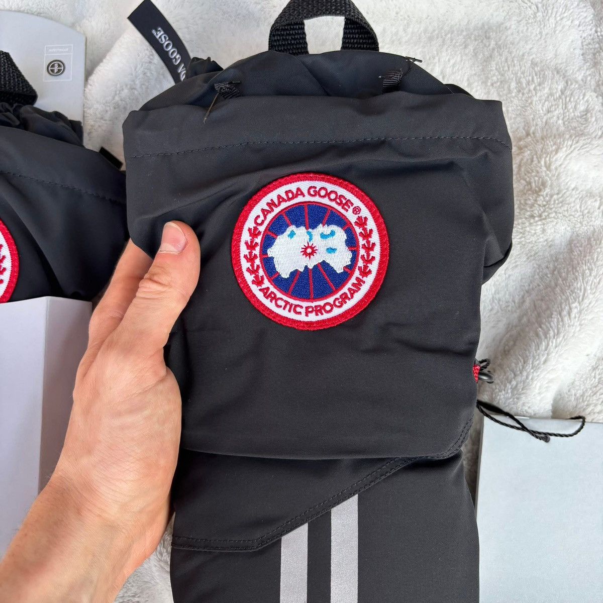 Canada Goose Size S - Canada Goose Classic Badge Black Mittens Size ONE SIZE - 2 Thumbnail