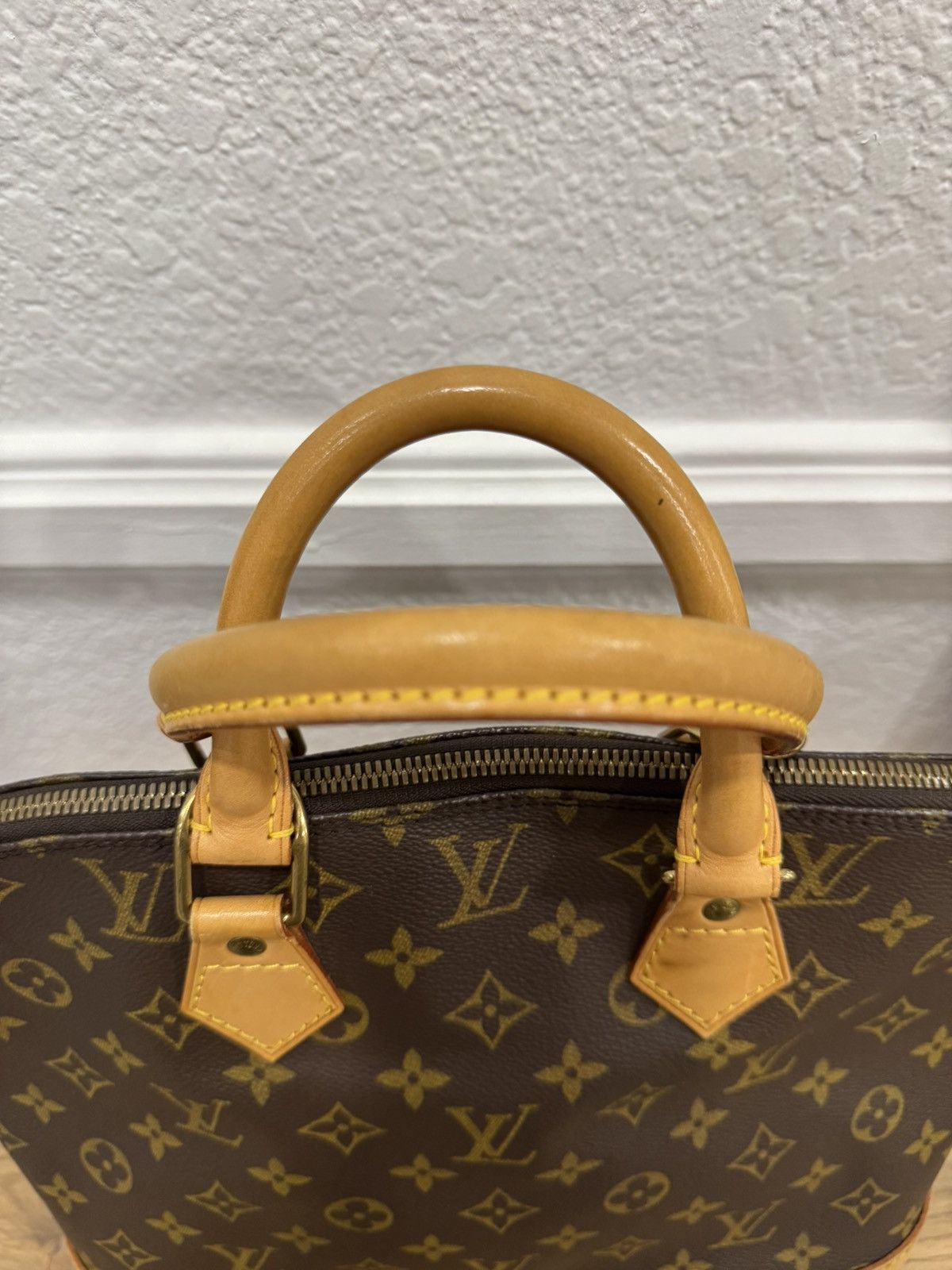 Louis Vuitton Louis Vuitton Alma PM Monogram Handbag Size ONE SIZE - 3 Thumbnail