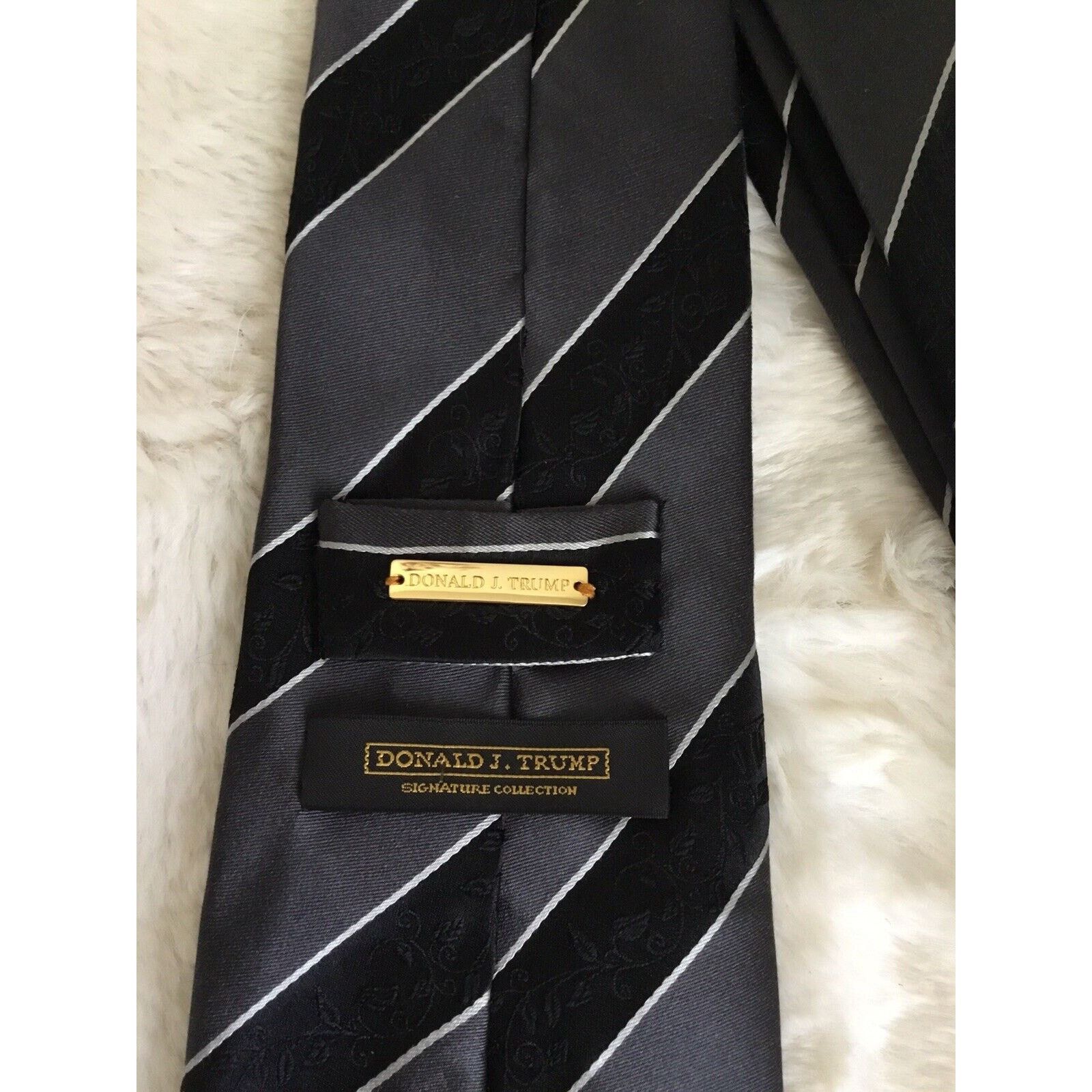 Donald Trump Donald Trump Signature Tie Gold Plate Name 100% Silk Size ONE SIZE - 7 Thumbnail