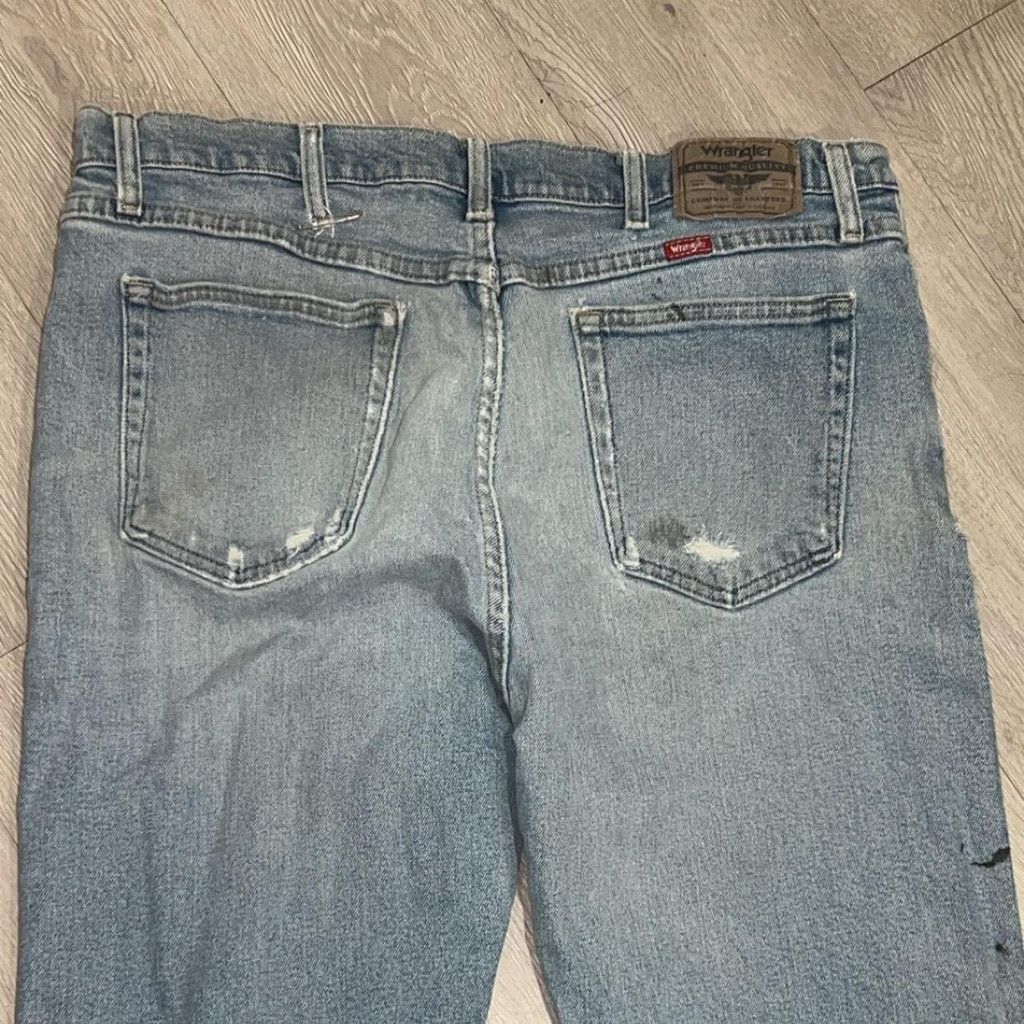 Wrangler Wrangler denim jeans they have paint stains work jeans Size US 36 / EU 52 - 3 Thumbnail