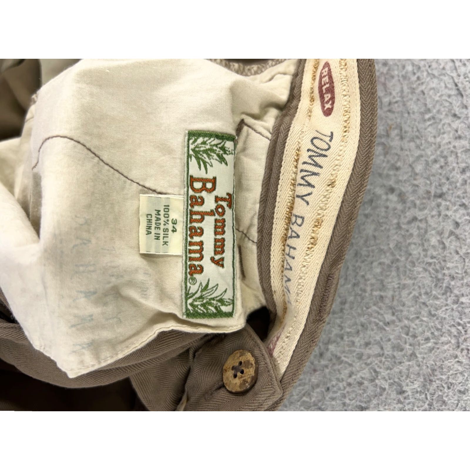 Tommy Bahama Tommy Bahama Shorts Men 34 Beige 100% Silk Pleated Herringbone Bermuda Casual Vintage No Size US 34 / EU 50 - 7 Thumbnail