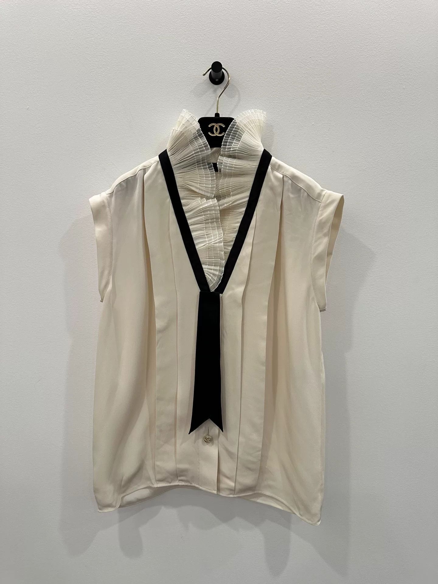 Chanel Chanel Vintage Sleeveless Blouse Size S / US 4 / IT 40 - 1 Thumbnail