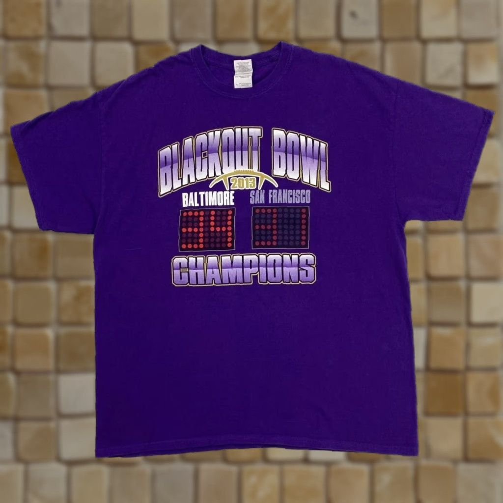 Gildan Gildan BLACKOUT BOWL CHAMPIONS (2013) “Baltimore vs. San Francisco” Graphic T-Shirt XL Purple Men's T-Shirt Size US XL / EU 56 / 4 - 1 Thumbnail