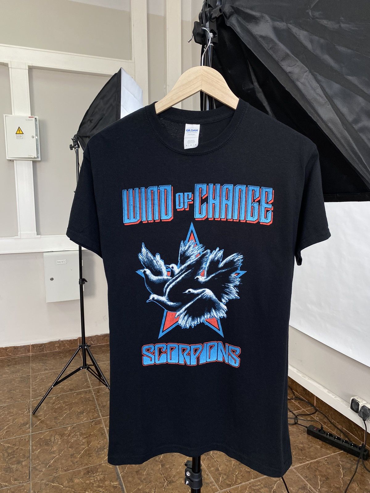 Gildan 🇩🇪 Vintage Scorpions Wind Of Change T-Shirt Rare Retro Y2K Size US M / EU 48-50 / 2 - 1 Thumbnail