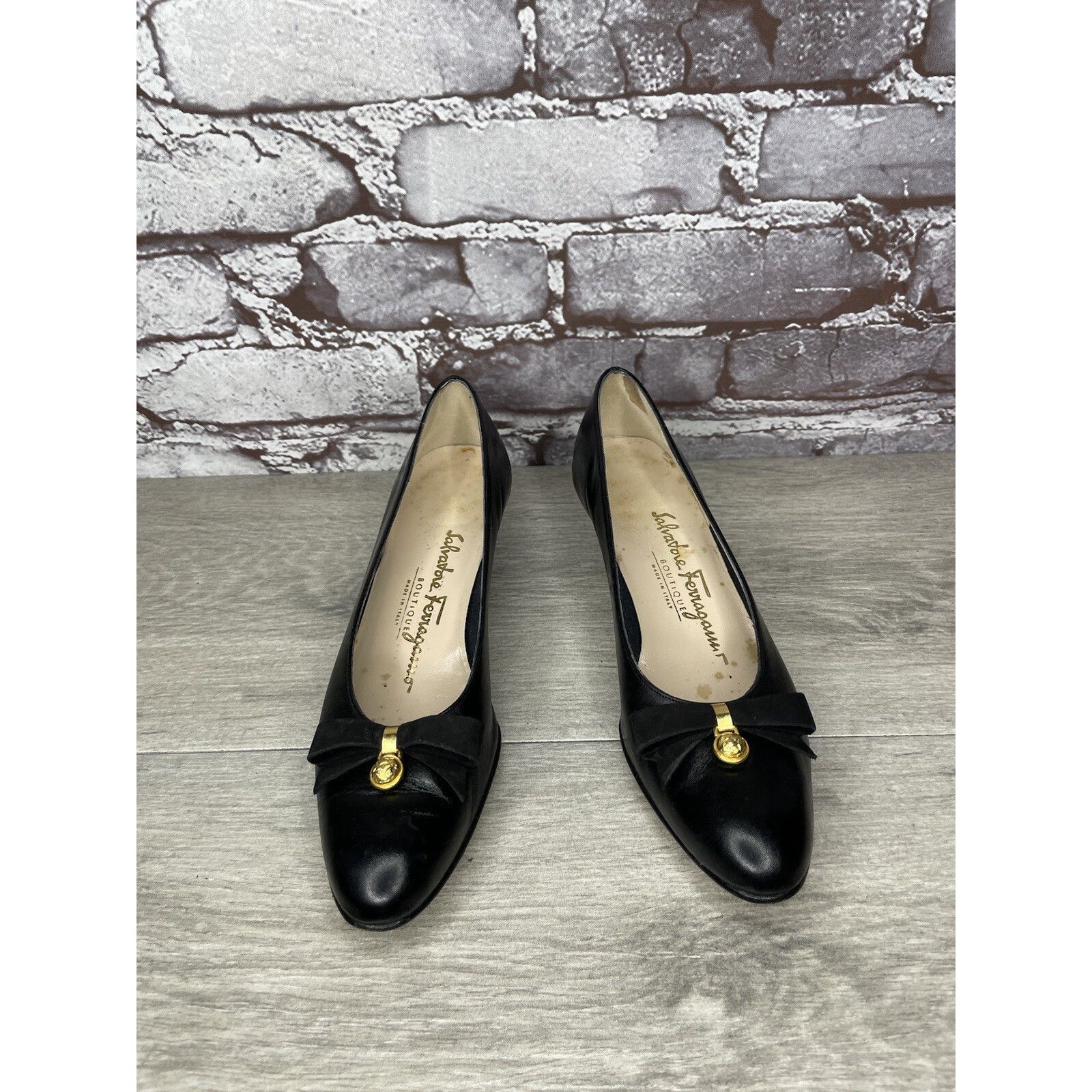 Salvatore Ferragamo Salvatore Ferragamo Black Leather Gold Bow Designer VTG Heel Size US 6 / IT 36 - 1 Thumbnail