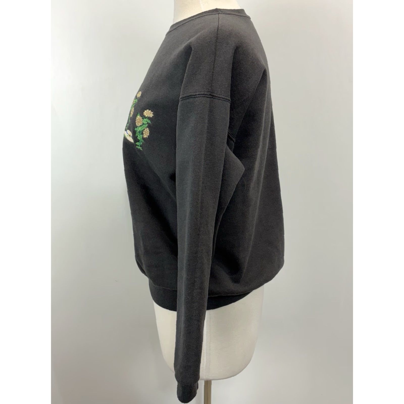 Hanes VINTAGE Hanes Sweatshirt Embroidered Crew Neck Pullover Sz M Women 90s Black Garden Granny Embroidered 90s Womens Size M / US 6-8 / IT 42-44 - 2 Thumbnail