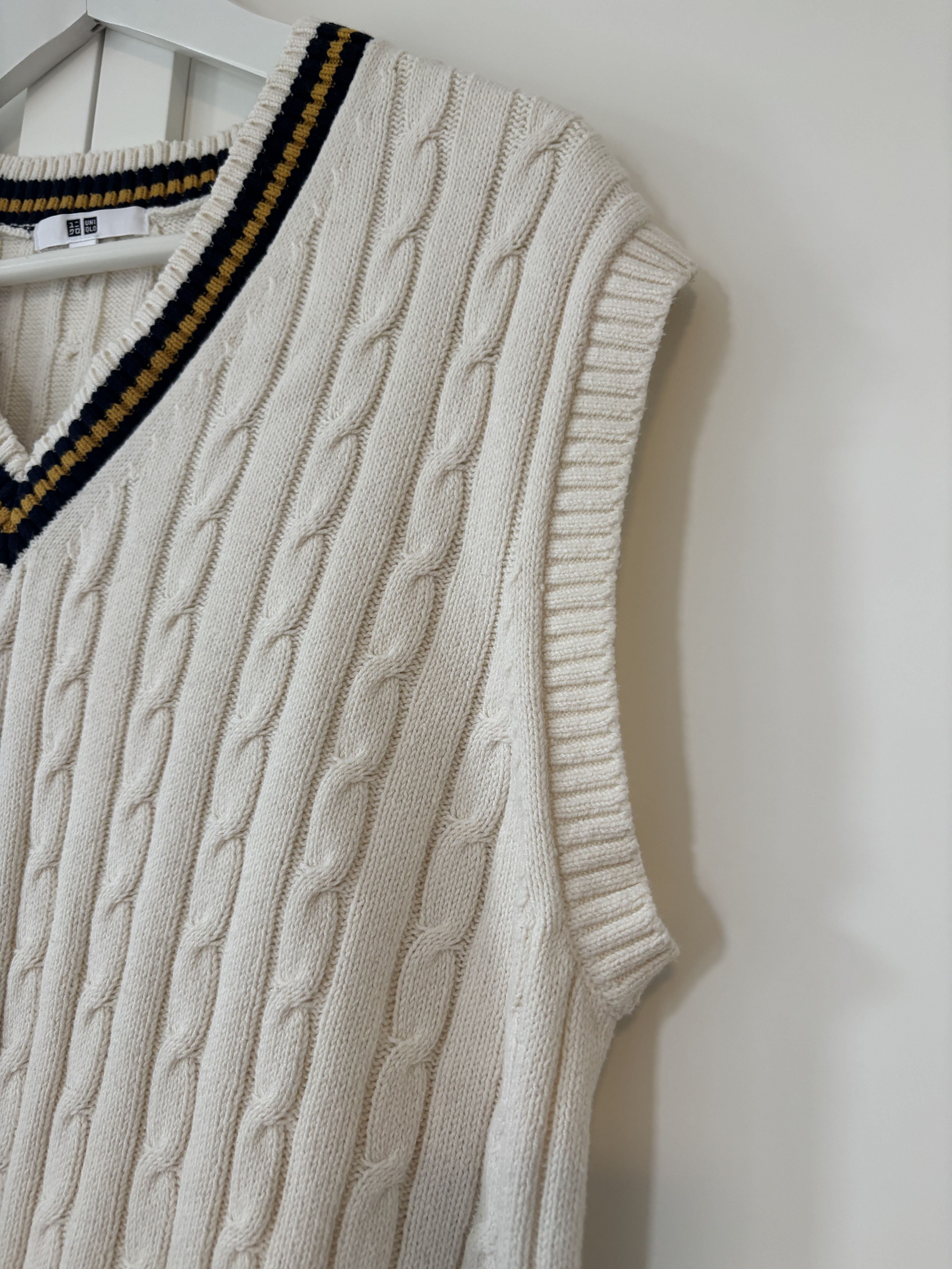 Uniqlo Woman's Uniqlo cable knit v-neck vest Size L / US 10 / IT 46 - 5 Thumbnail
