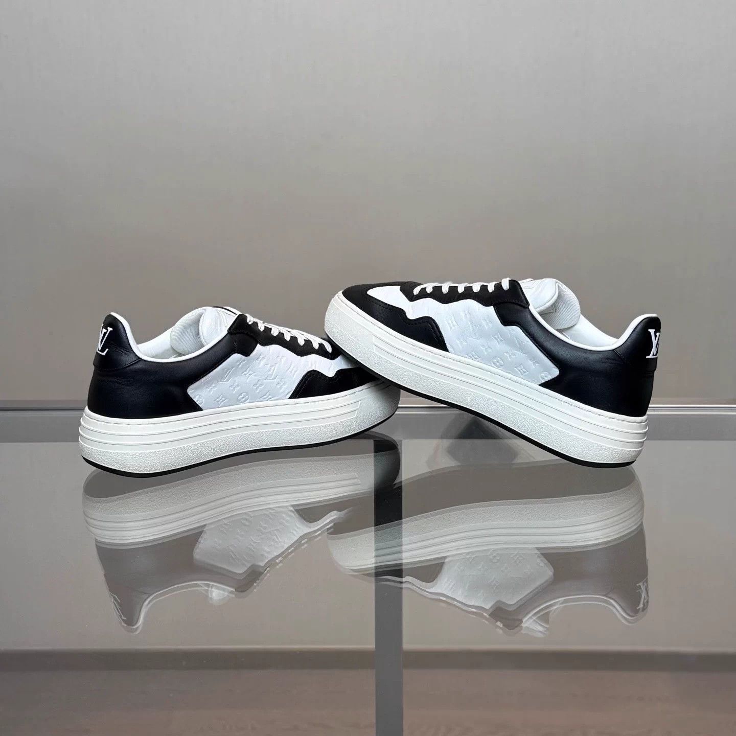 Louis Vuitton LV GROOVY PLATFORM B/W Monogram embossed sneakers 37.5 98 Size US 7 / IT 37 - 6 Thumbnail