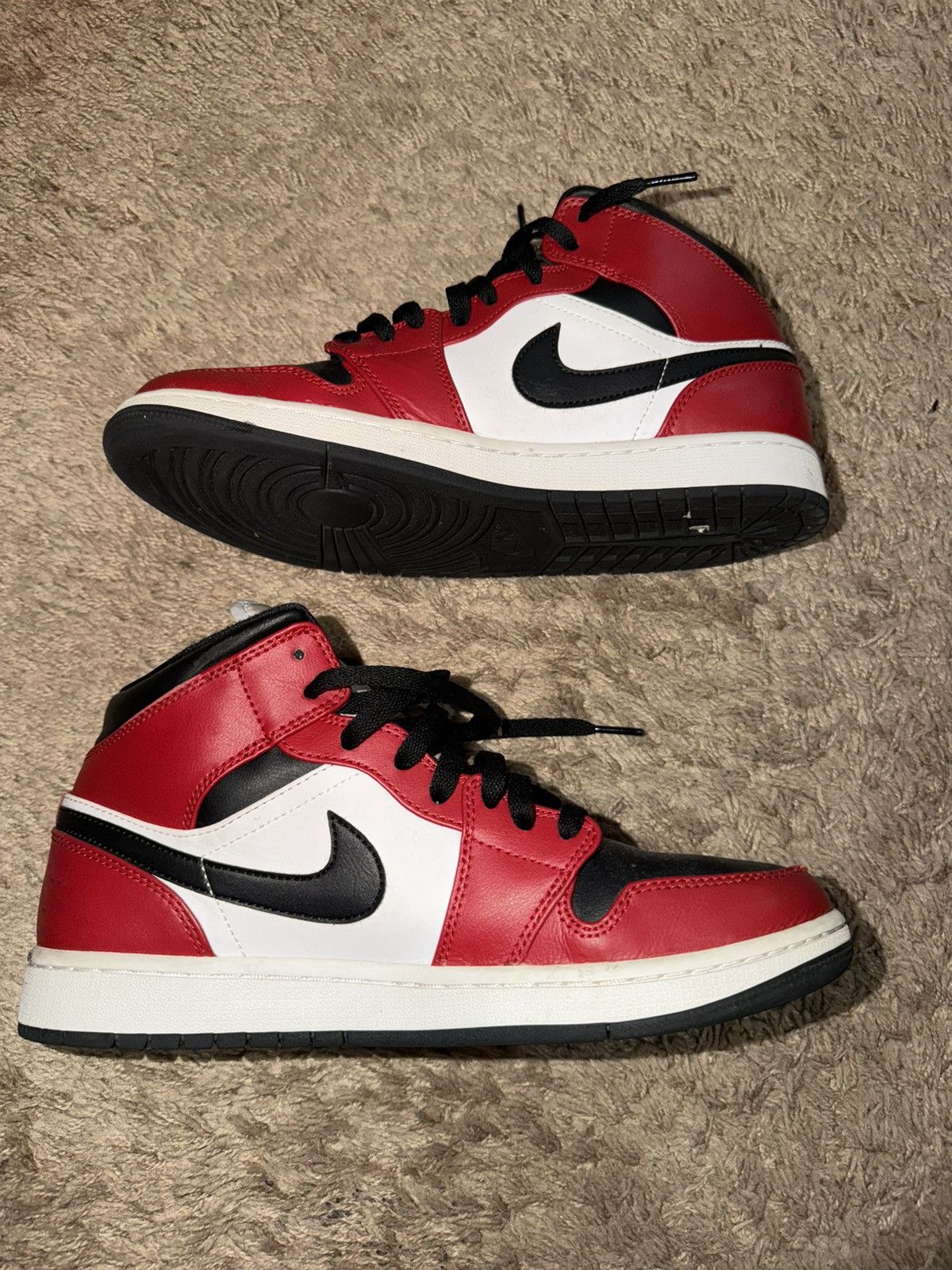 Jordan Brand Air Jordan 1 Mid ‘Chicago Black Toe’ Size US 9 / EU 42 - 4 Thumbnail