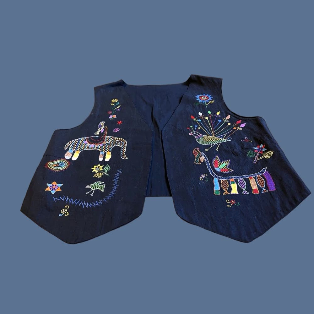 Vintage VINTAGE Aarong Bangladesh Elephant Peacock Embroidered Vest Women’s S Black 90s Size S / US 4 / IT 40 - 1 Thumbnail