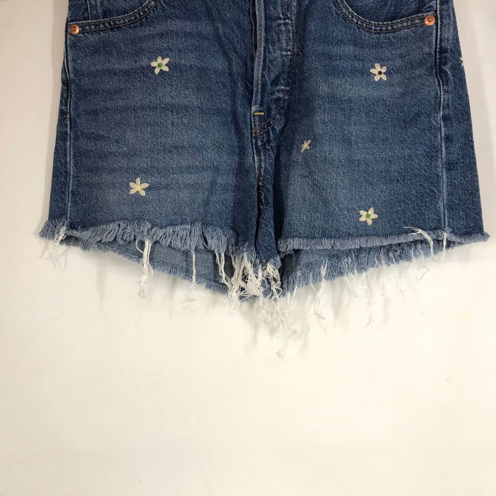 Levi's Levi's Ribcage Floral Embroidered Frayed Hem Blue Denim Shorts Women's Size 26 Size 26" / US 2 / IT 38 - 3 Thumbnail