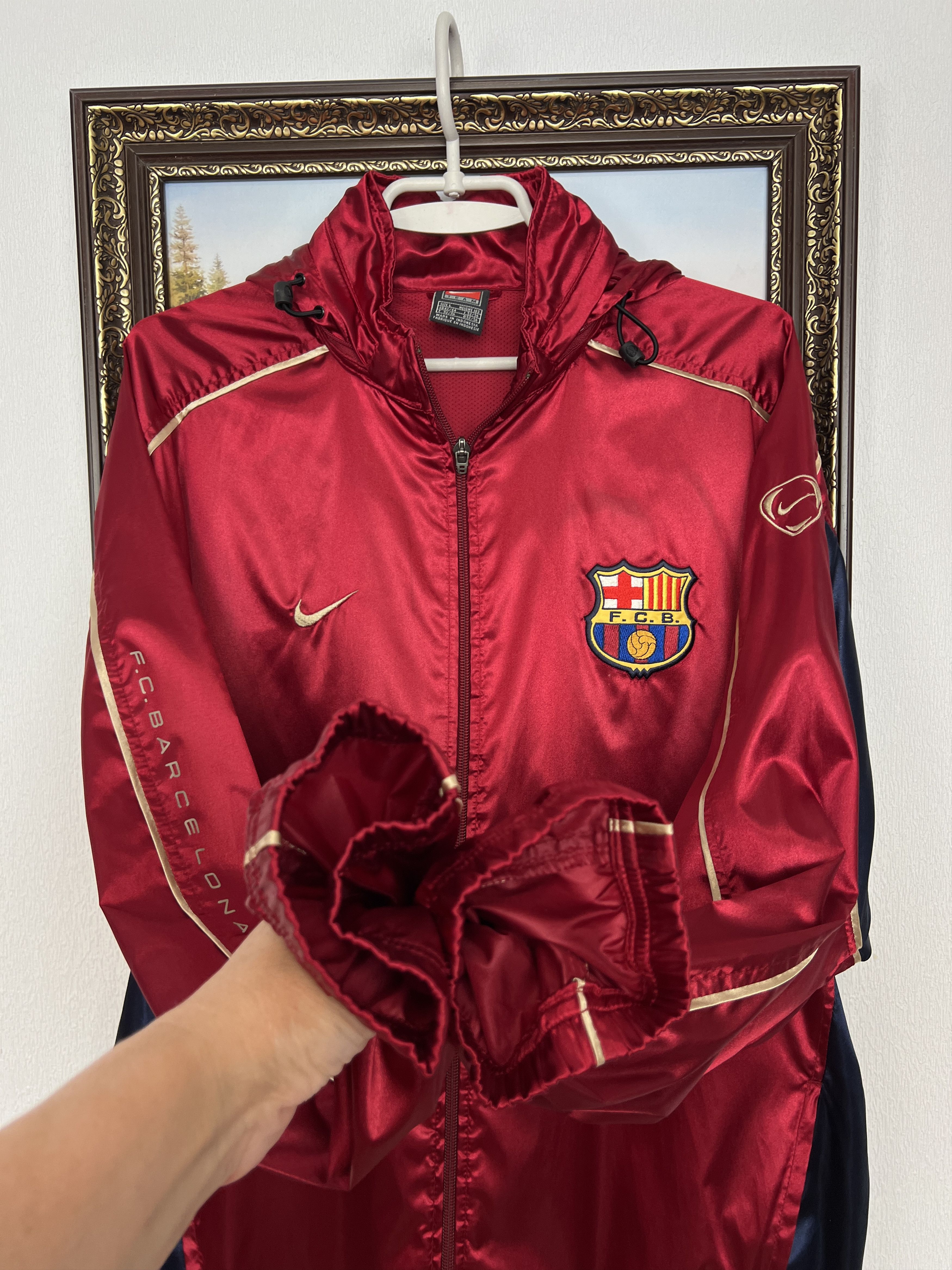Nike Vintage Nike FC Barcelona Nylon Red Jacket Soccer Size US L / EU 52-54 / 3 - 7 Thumbnail