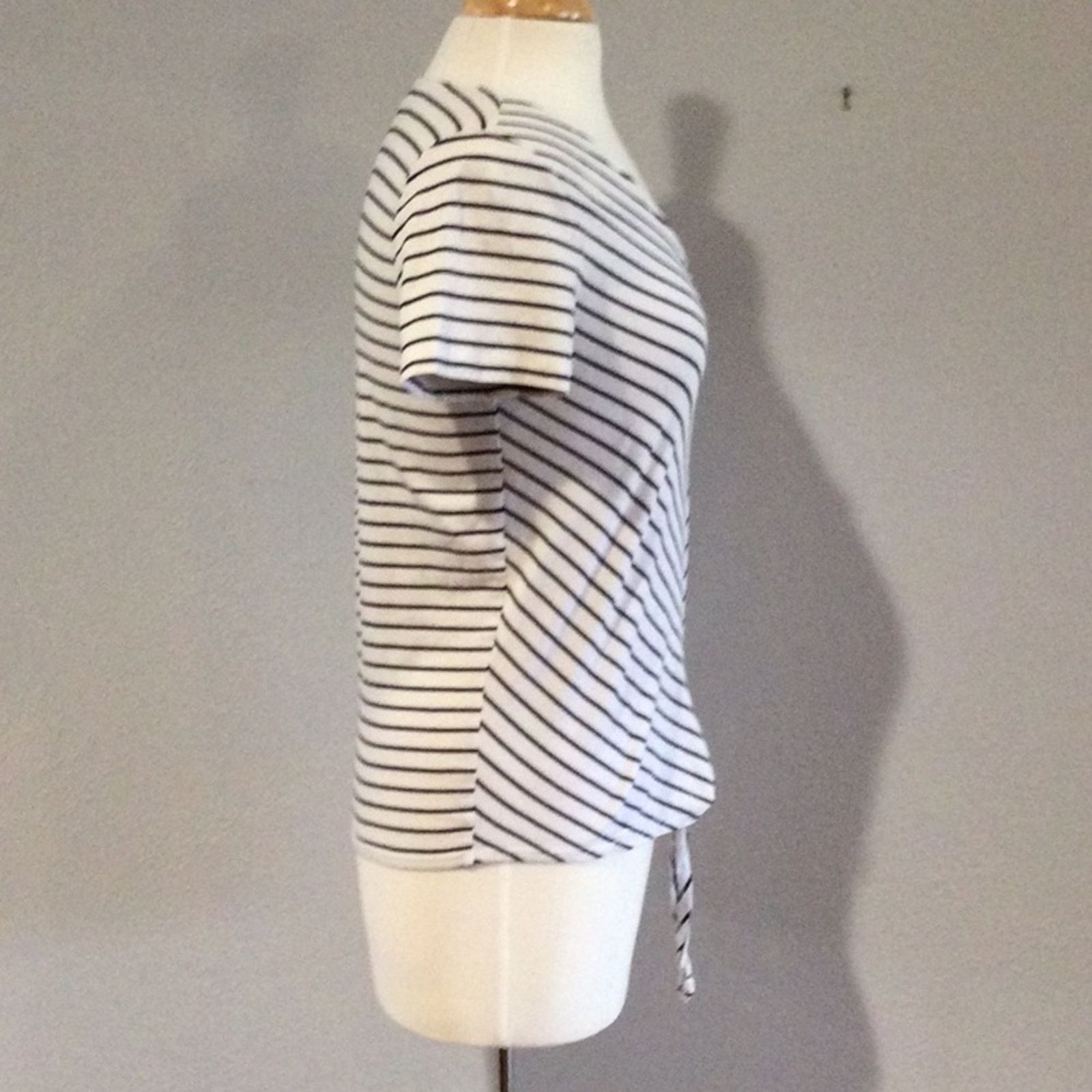 Jones New York Jones New York Signature Black/White Stripe V-neck Top Sz S Size S / US 4 / IT 40 - 5 Thumbnail