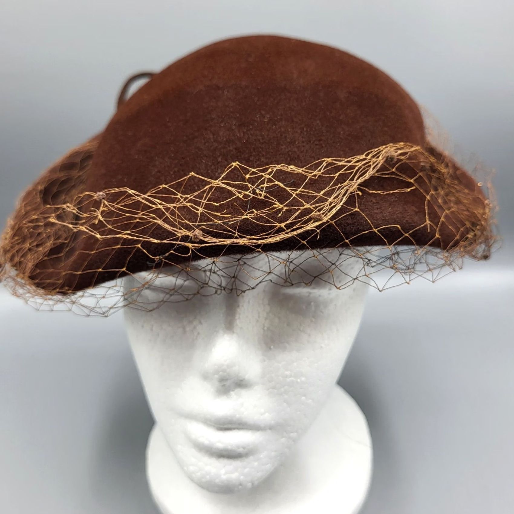 FELT VINTAGE Ladies Brown Beaded Felt Velour Hat With Netting Bow, 1950s, Original, Unbranded, Womens Size ONE SIZE - 2 Thumbnail